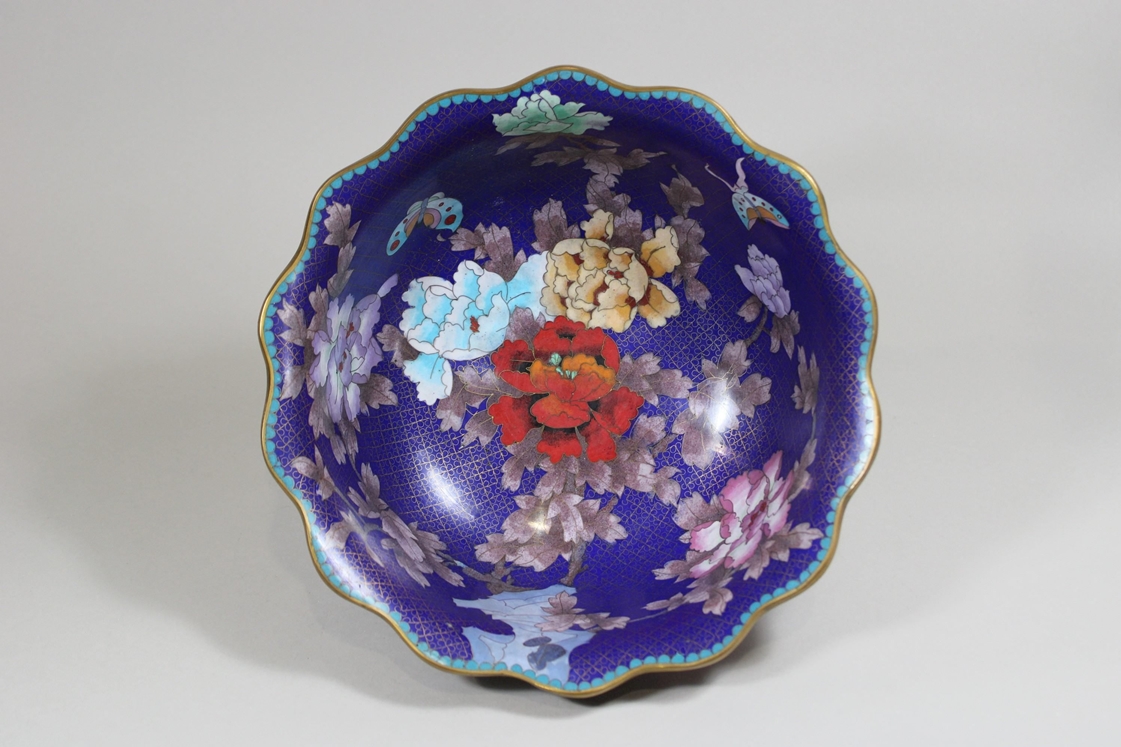 Jingfa Cloisonne Schale, China, 20. Jh., Schmetterling- und Blumendekor, Dm.: 31,3 cm, H.: 13 cm. G - Image 4 of 4
