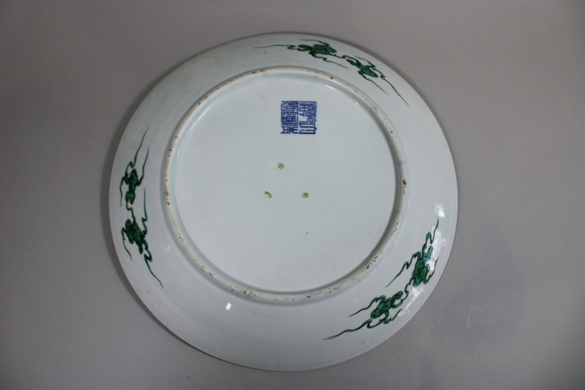Große Teller, China, Porzellan, wohl Qianlong Sechs-Zeichen-Marke, Drachendekor, Dm.: 40 cm. Guter, - Bild 2 aus 3