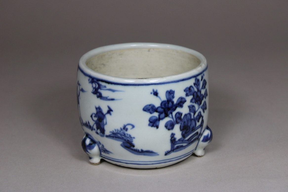 Tripod Schale, China, Porzellan, ohne Marke, blau-weiß bemalt, figürliche Dekor, H.: 7,4 cm, Dm.: 9 - Image 3 of 4