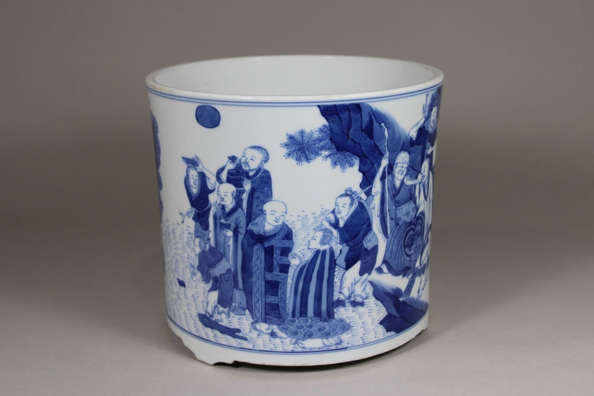 Pinselbecher, China, Porzellan, ohne Marke, blau-weiß bemalt, figürliche Szene, H.: 19 cm, Dm.: 21  - Bild 4 aus 6