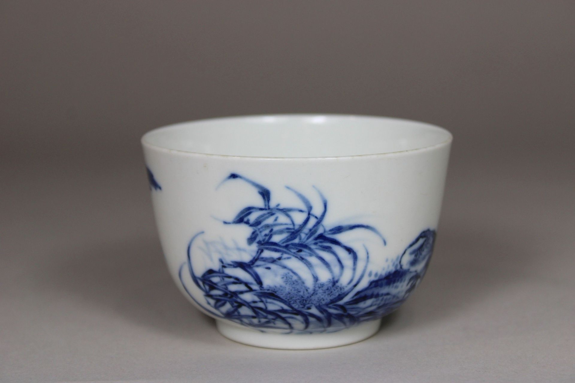 Cup, China, Porzellan, Sechszeichnen Marken am Boden, blau-weiß bemalt, Vogeldekor, Dm.: 9 cm, H.:  - Bild 2 aus 5
