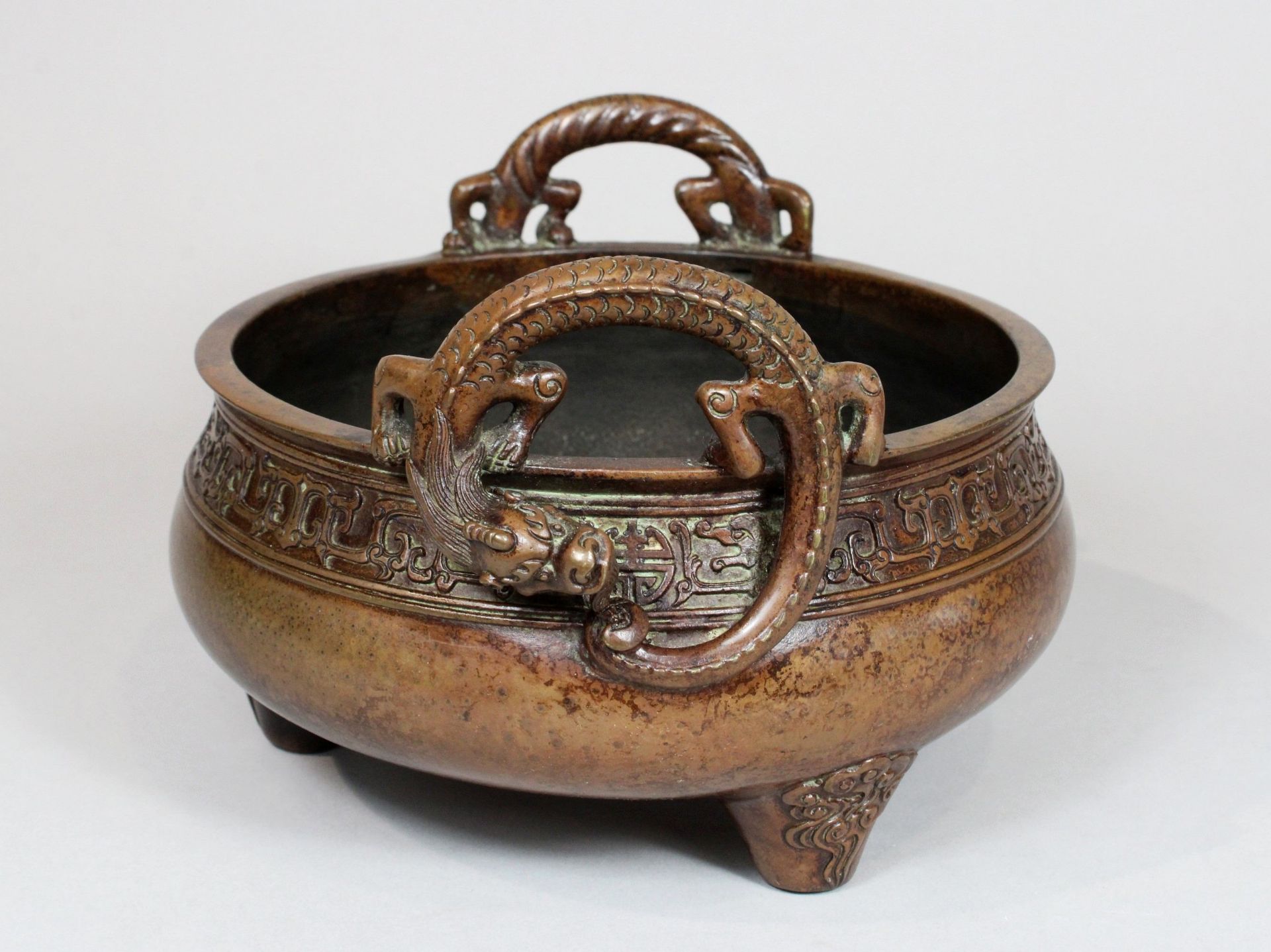 Weihrauchgefäß, China, Bronze, Marke: Da Ming Xuan De Nian Zhi, mit Drachen-Henkeln, Dm.: 16,7 cm, - Bild 2 aus 3