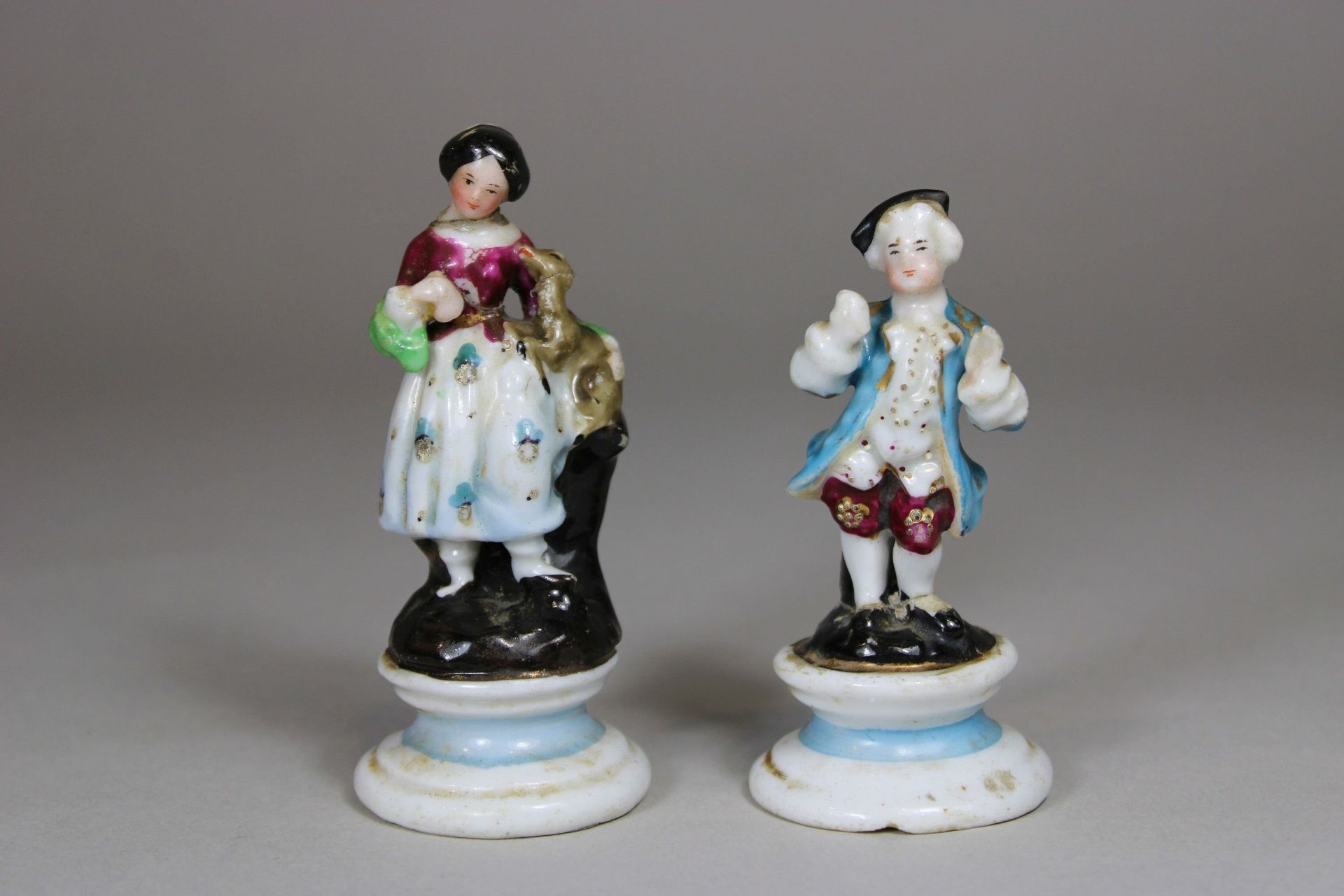 Paar Porzellanfiguren, Frau mit dem Hund, galanter Mann, 19. Jh., Maße: H.: 9,5 cm und 8,5 cm. Gute