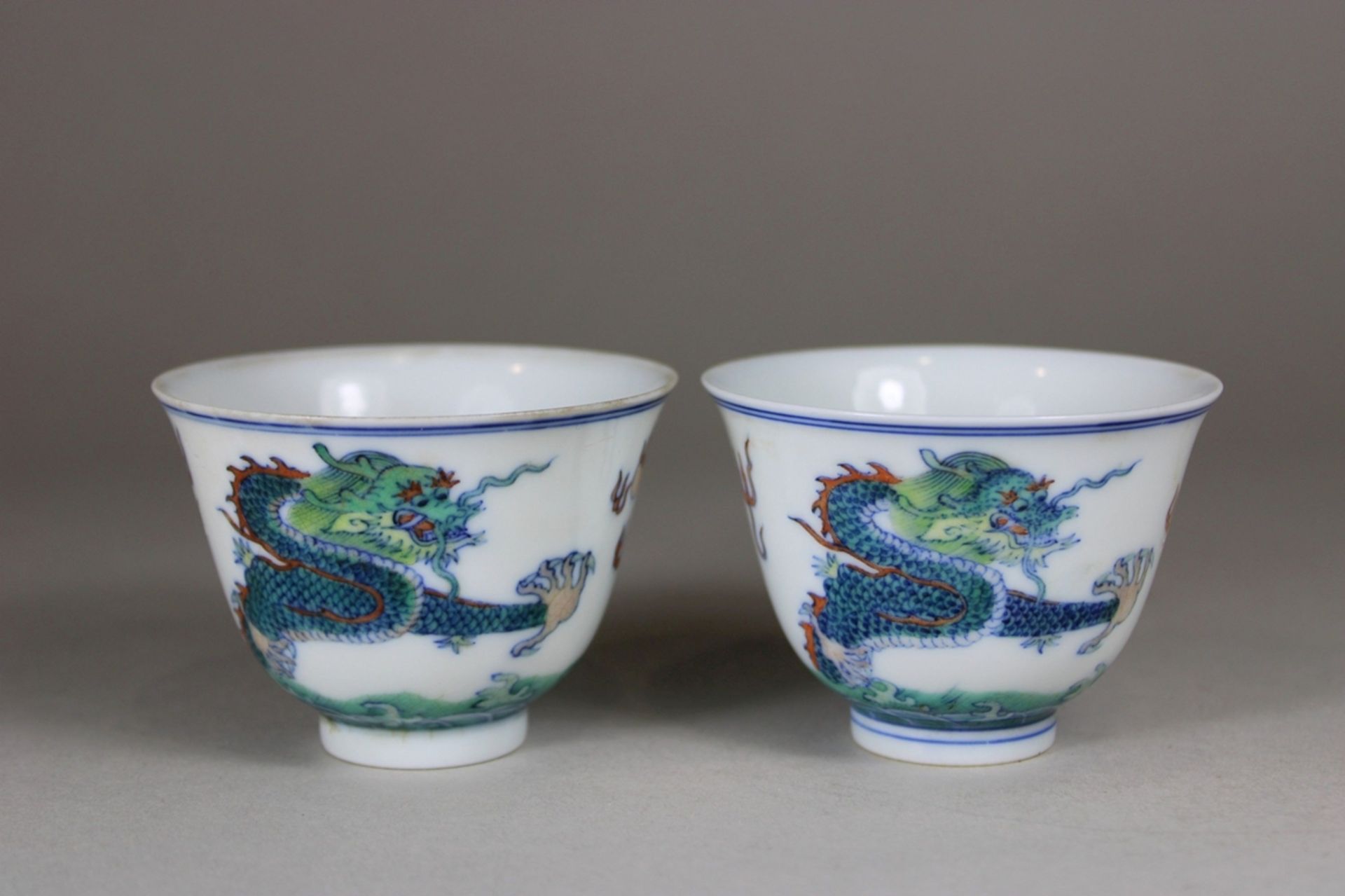 Paar Cups, China, Porzellan, blaue Doppelring- und Sechszeichen-Yongzheng Marke, Famille verte, Dra