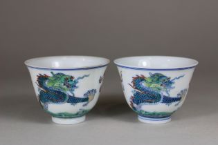 Paar Cups, China, Porzellan, blaue Doppelring- und Sechszeichen-Yongzheng Marke, Famille verte, Dra