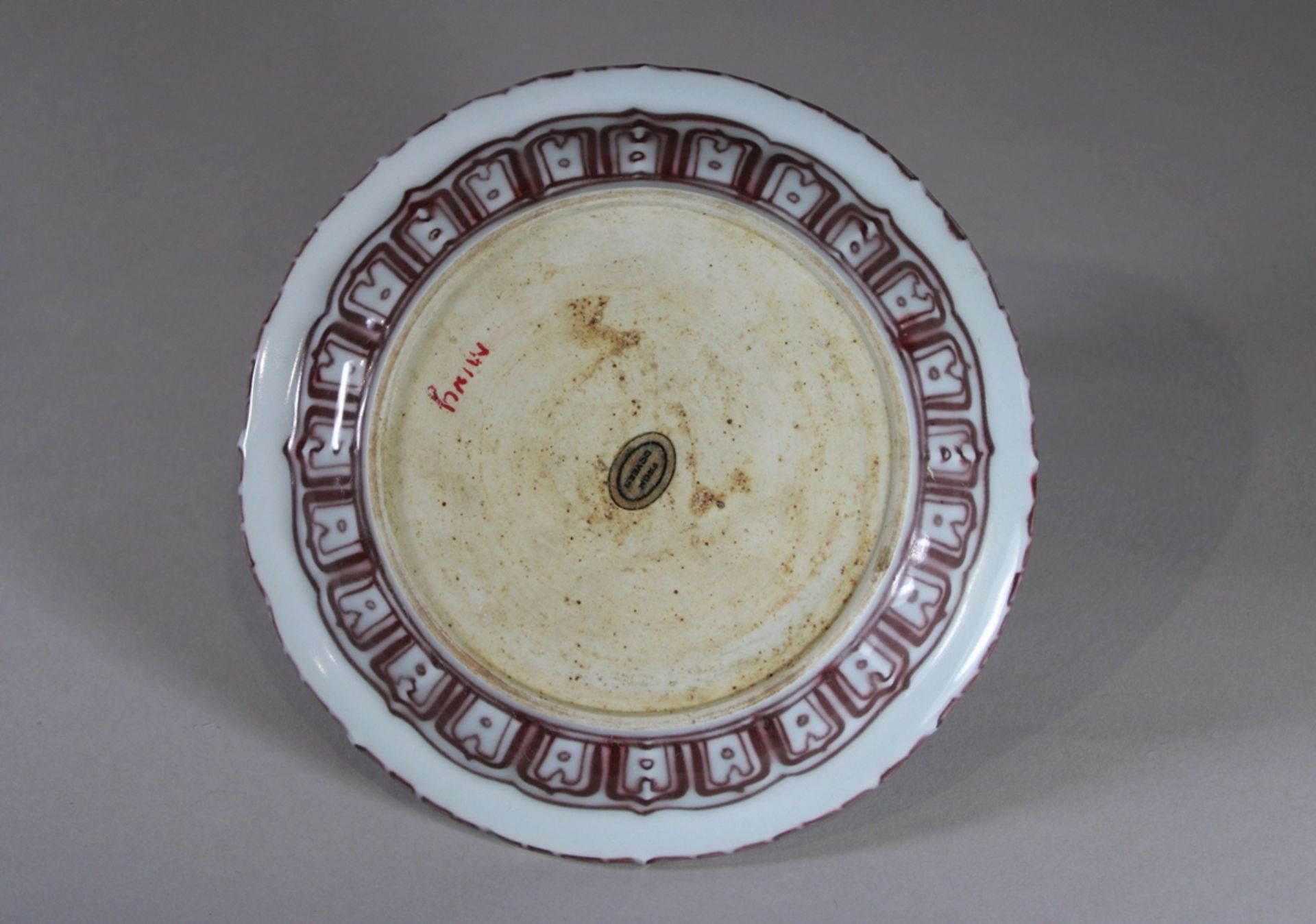 Teller, China, Porzellan, ohne Marke, rote Bluten- und Rankendekor, Dm.: 20 cm. Guter, altersbeding - Bild 3 aus 3