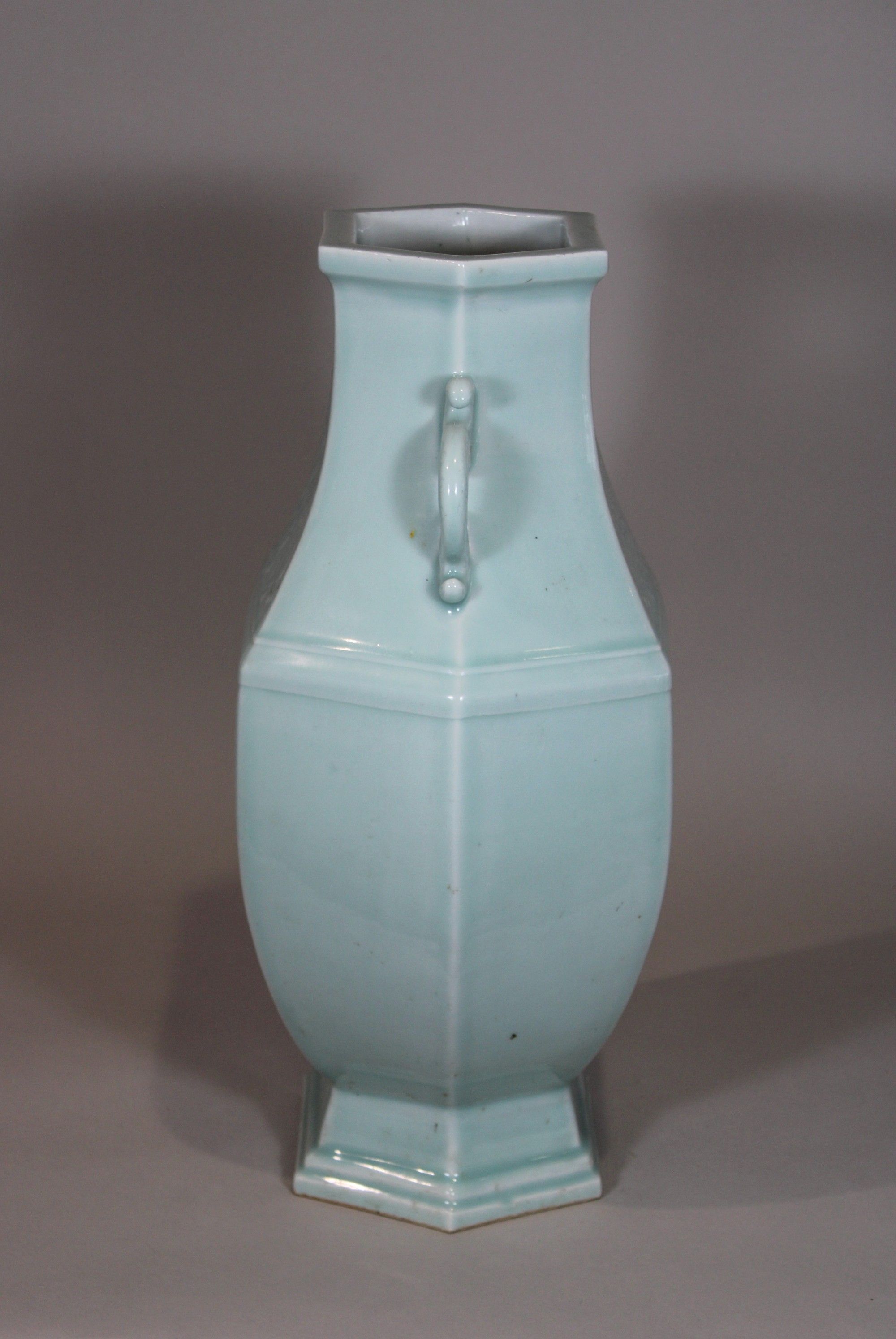 Seladon Hu-Vase in Art der Guan Ware, China, Porzellan, Qianlong Marke, Reliefdekor, H.: 47 cm. Gut - Image 2 of 7