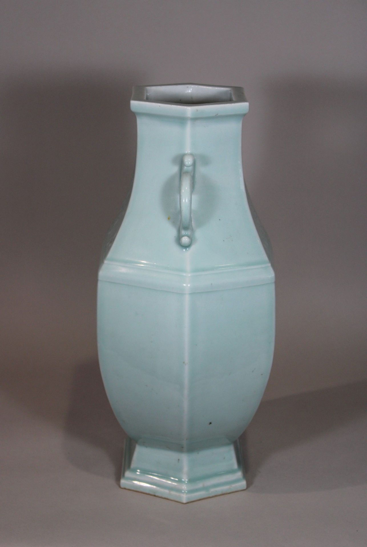 Seladon Hu-Vase in Art der Guan Ware, China, Porzellan, Qianlong Marke, Reliefdekor, H.: 47 cm. Gut - Bild 2 aus 7