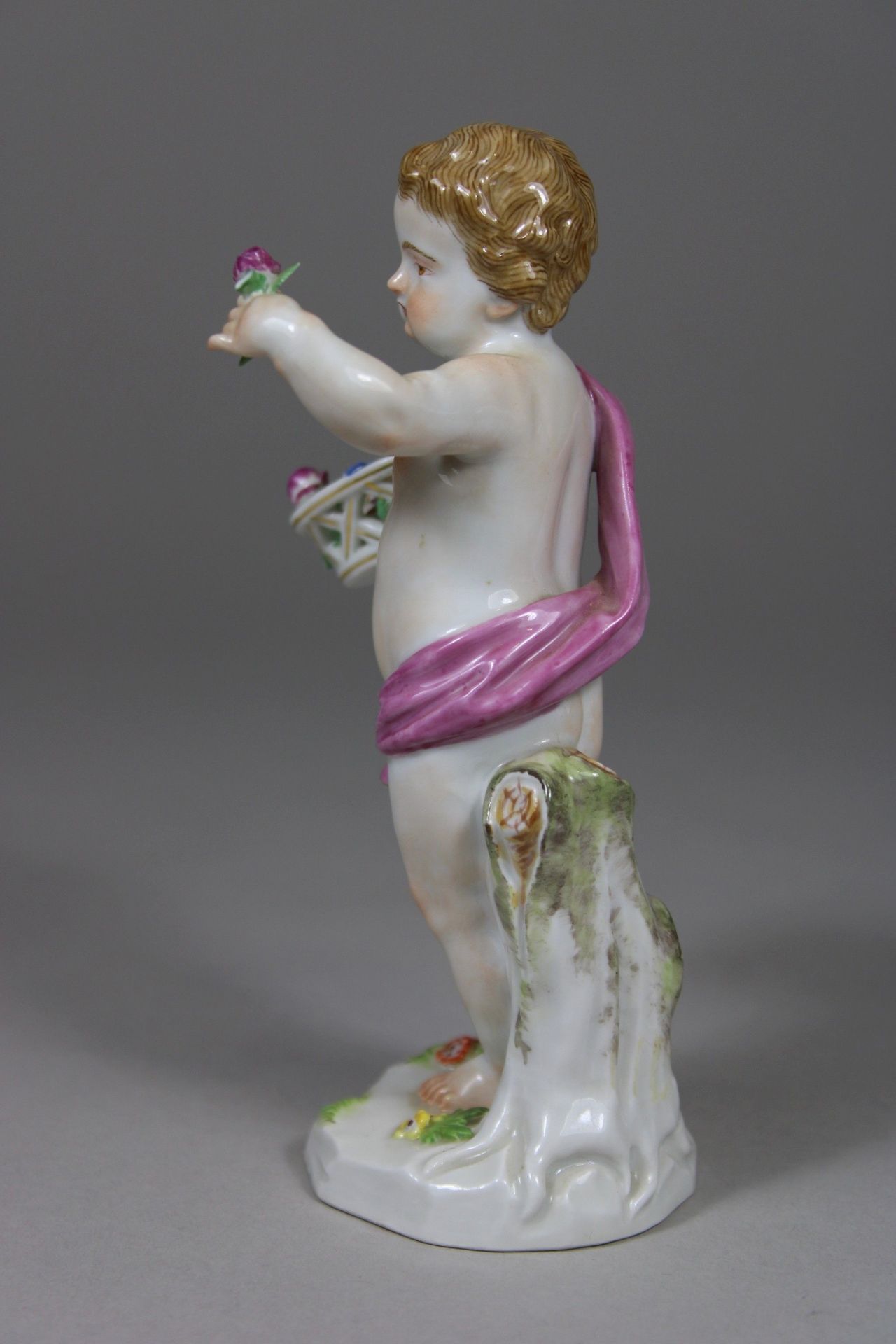 Porzellanfigur, der Frühling, Vier Putten als Allegorien der vier Jahreszeiten, Meissen, 1. Wahl, E - Image 2 of 5