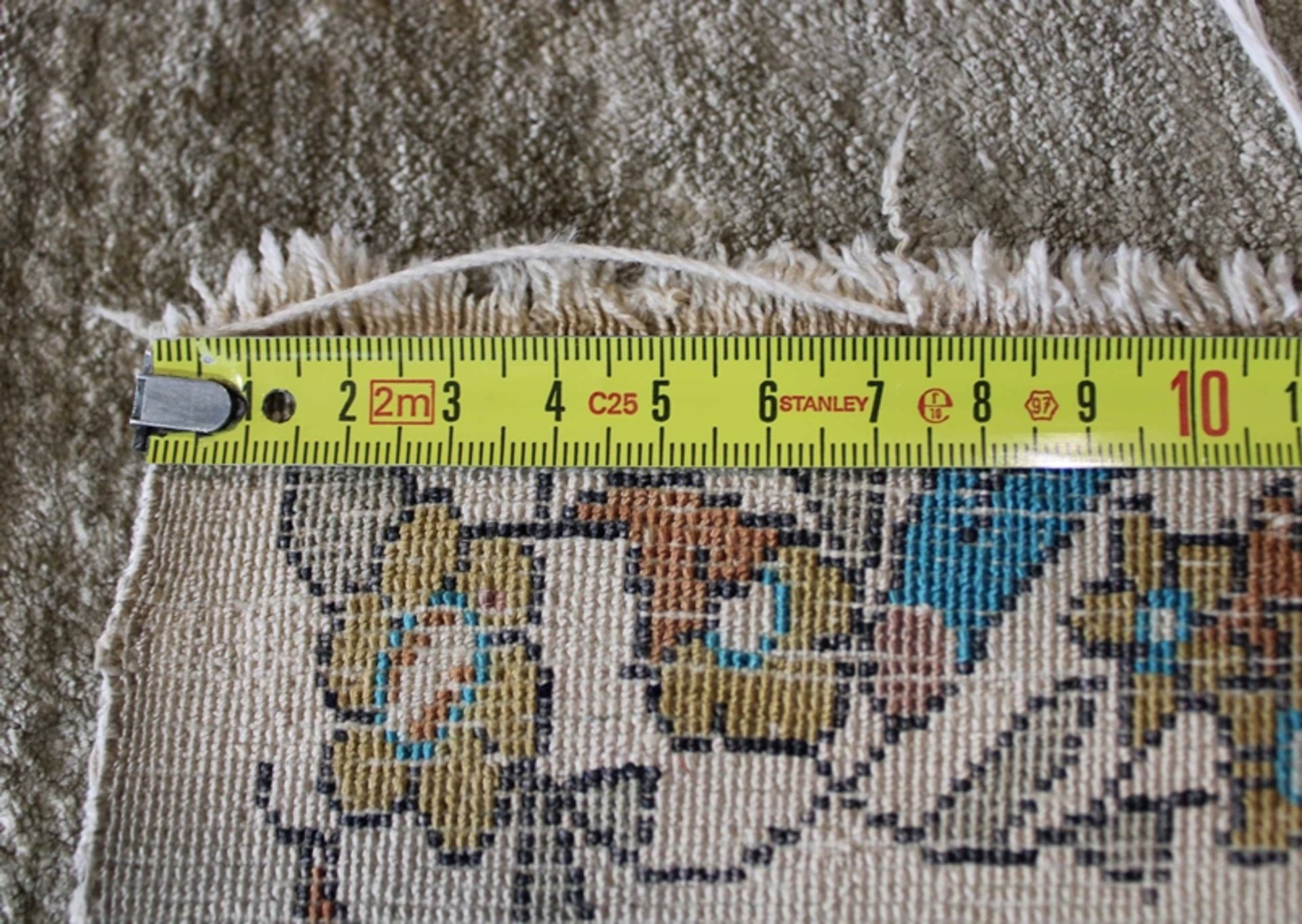 Teppich, Seide, Maße: 106 x 155 cm. Altersbedingter Zustand, dünne Stellen, Flecken. - Bild 2 aus 2