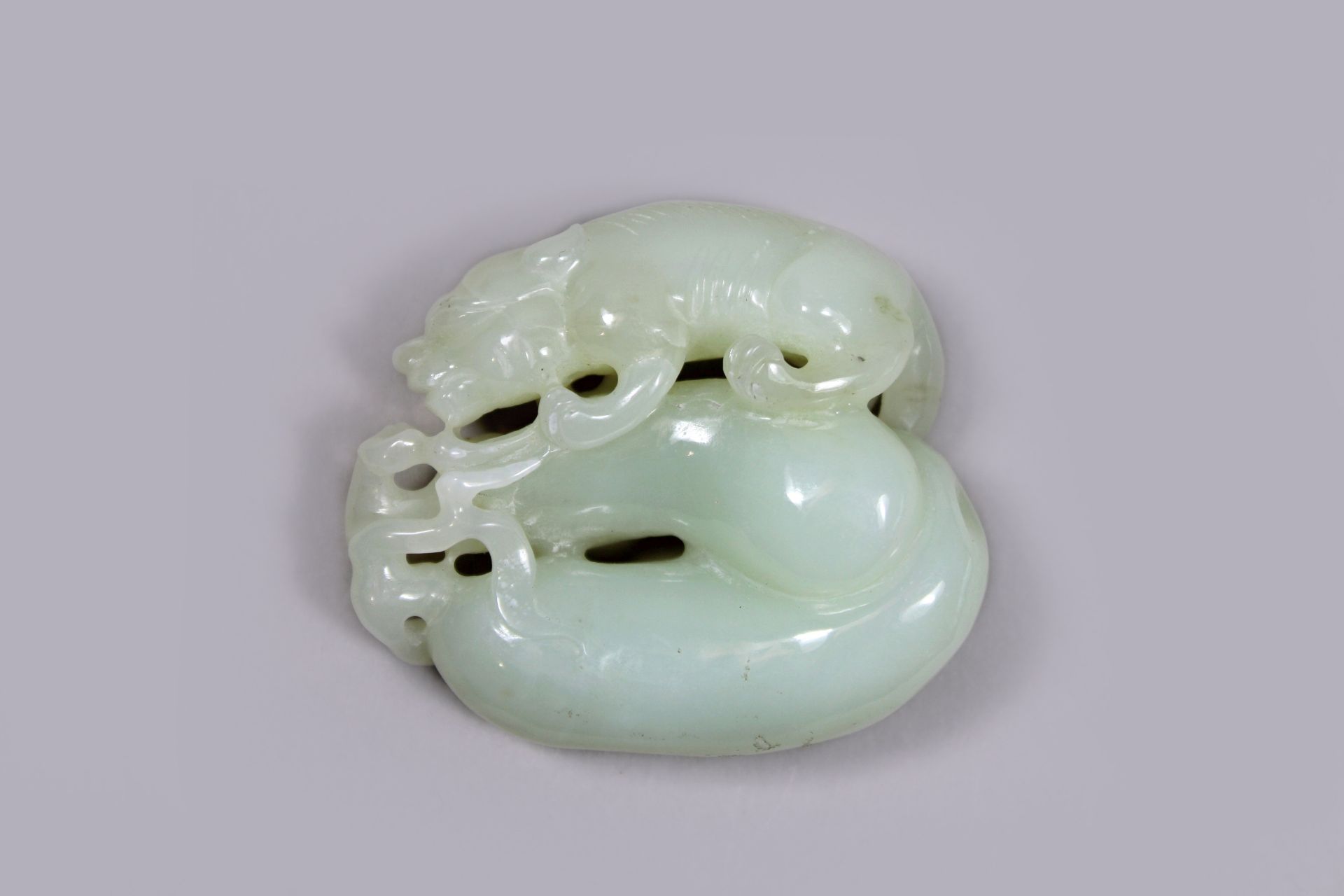 Jadeschnitzerei, China, kreisförmig mit Tigermotiv, Maße: H.: 5,5 cm, B.: 6,5 cm. Guter Zustand.
