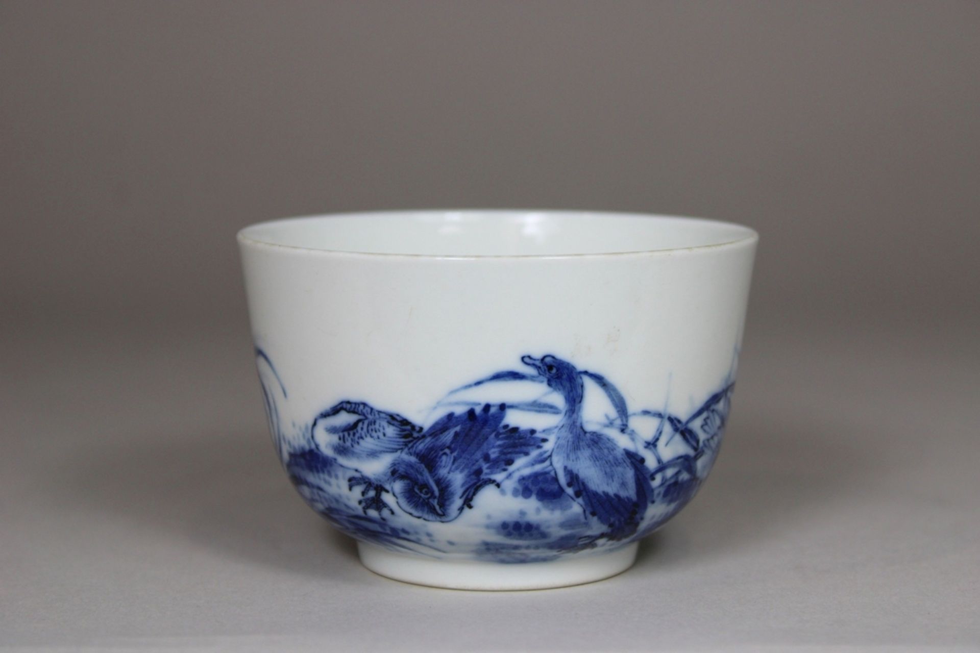 Cup, China, Porzellan, Sechszeichnen Marken am Boden, blau-weiß bemalt, Vogeldekor, Dm.: 9 cm, H.: 