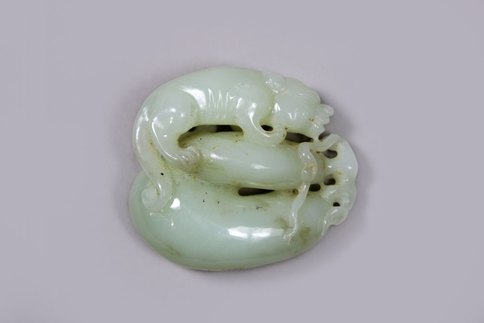 Jadeschnitzerei, China, kreisförmig mit Tigermotiv, Maße: H.: 5,5 cm, B.: 6,5 cm. Guter Zustand. - Image 2 of 4