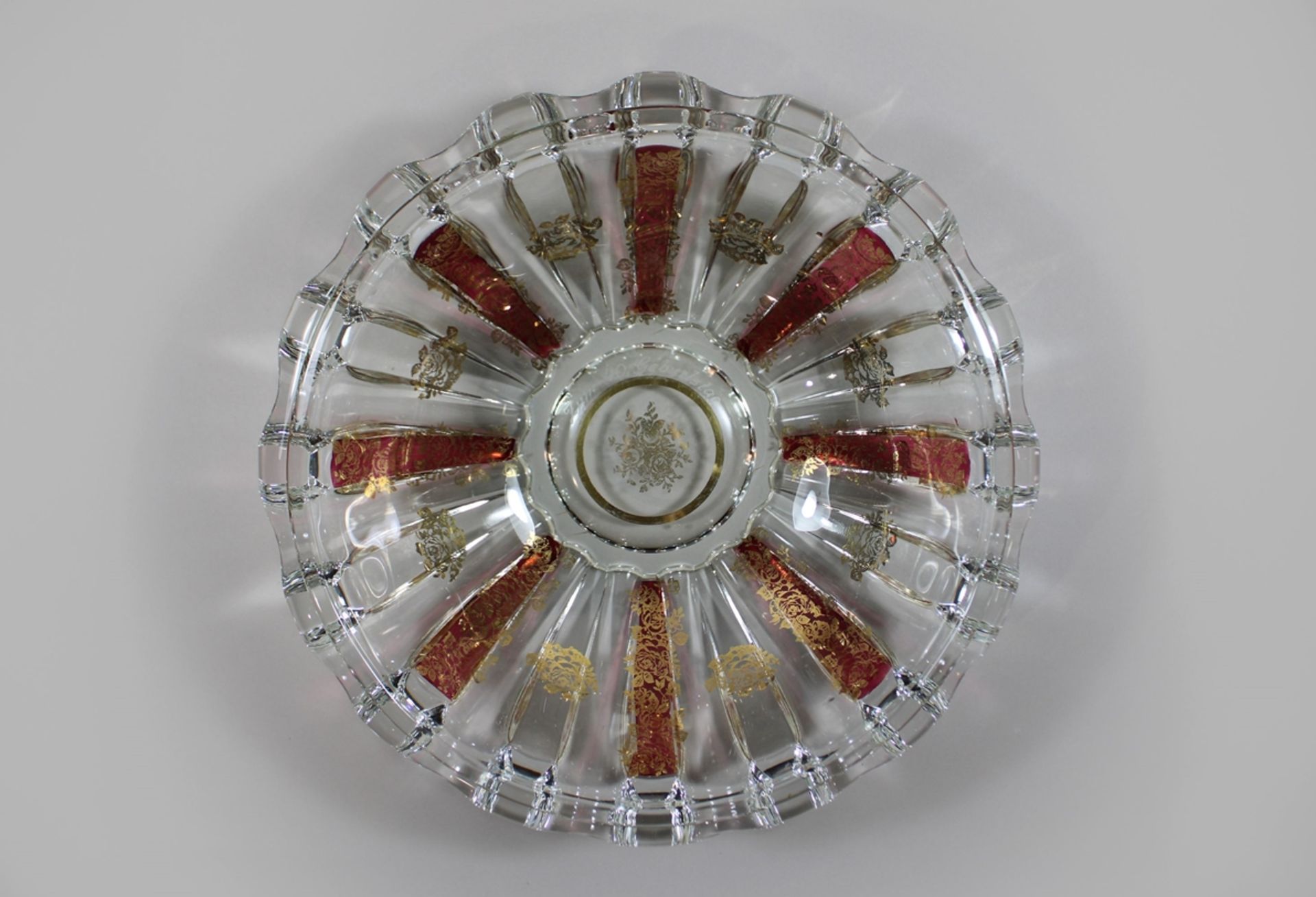 Böhmische Glasschale, rubinrot, Golddekor, Widmung, H.: 11 cm, Dm.: 36 cm. Guter, altersbedingter Z - Image 2 of 2