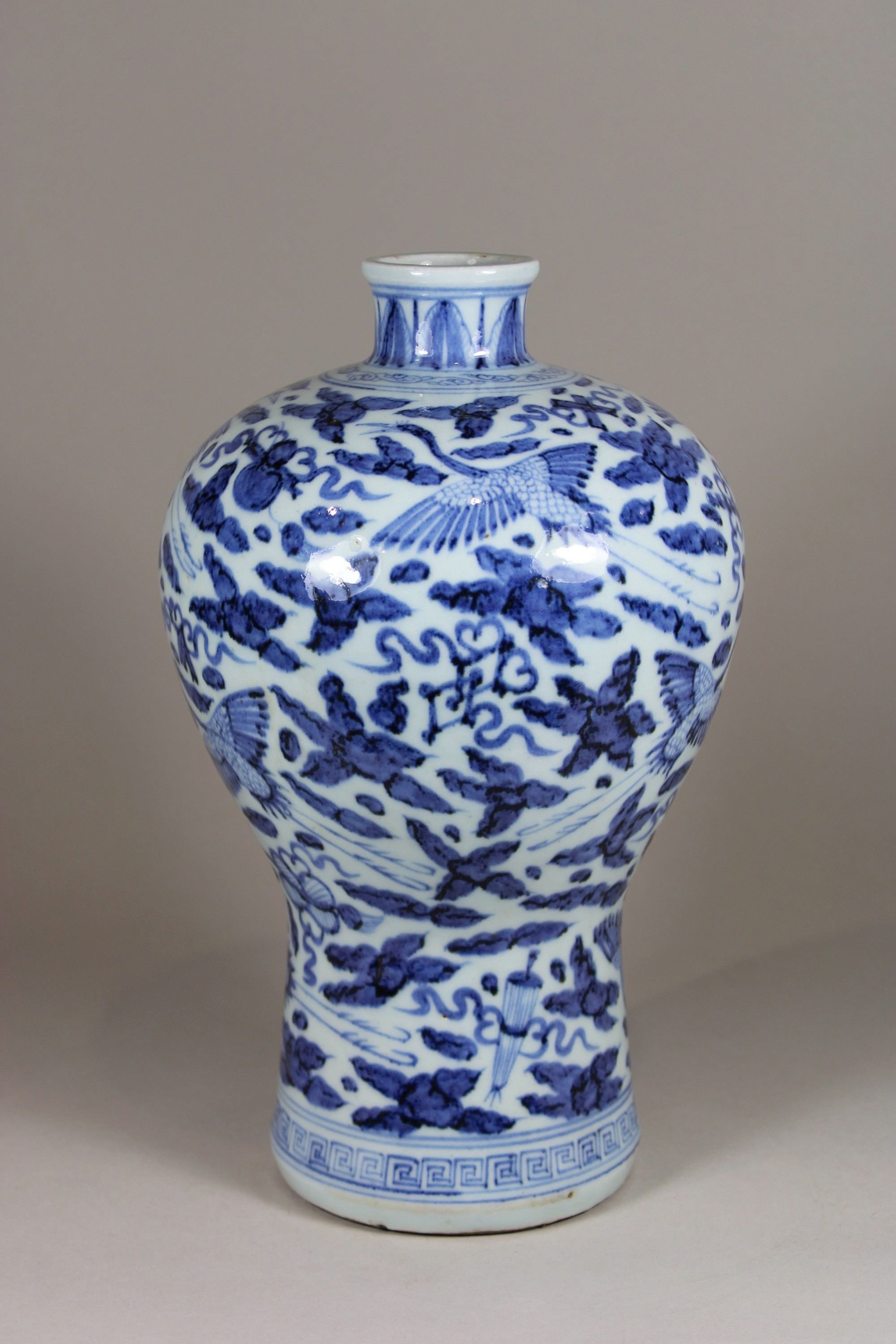 Meiping Vase, China, Porzellan, ohne Marke, blau-weiß, H.: 32 cm. Guter, altersbedingter Zustand. - Image 2 of 6