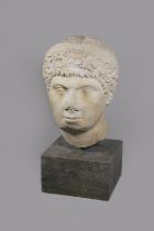 Antiker Kopf einer Frau, möglicherweise Kleopatra Selene, Ehefrau des Königs Juba II., Sandstein, u