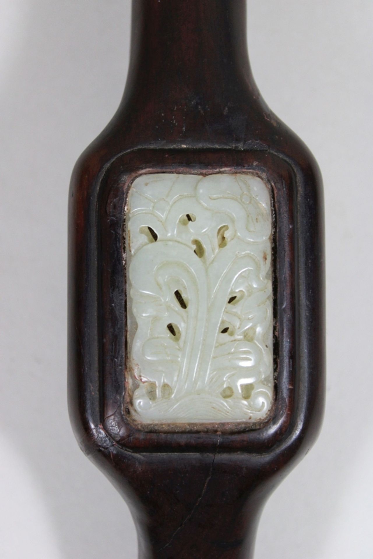 Ruyi-Zepter, China, Holz und Jade, drei Jade Einlagerungen mit Rankendekor, geschnitzt. L.: 50 cm.  - Bild 3 aus 4