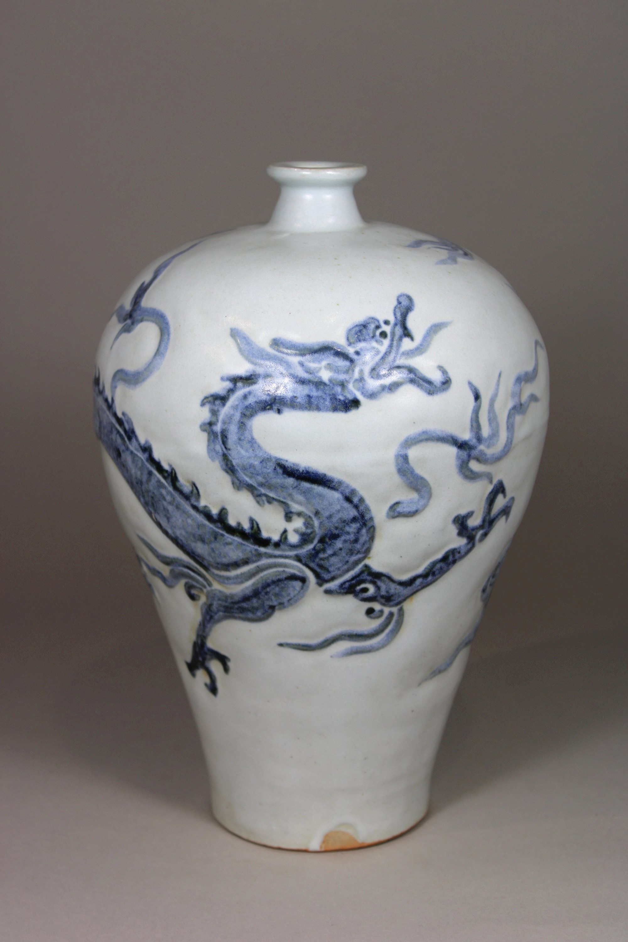 Meiping Vase, China, Porzellan, ohne Marke, Drachen-Prägedekor, H.: 28 cm. Guter, altersbedingter Z