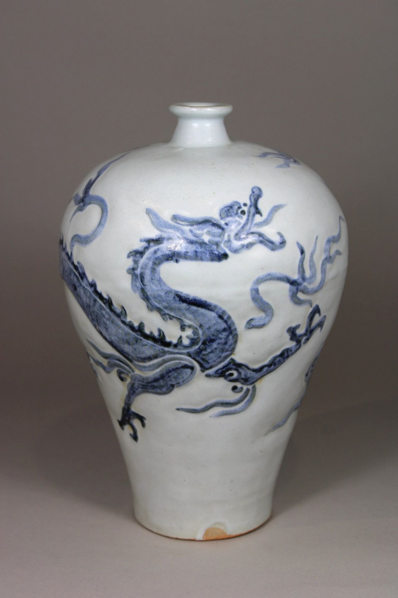 Meiping Vase, China, Porzellan, ohne Marke, Drachen-Prägedekor, H.: 28 cm. Guter, altersbedingter Z