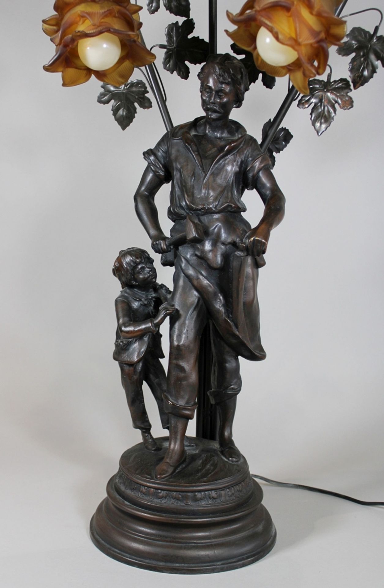 Drei Bronze Lampen, Frankreich, Jugendstil, 19. Jh., Guss und Glas, Blütenfassung, Dame auf bezeich - Image 3 of 7