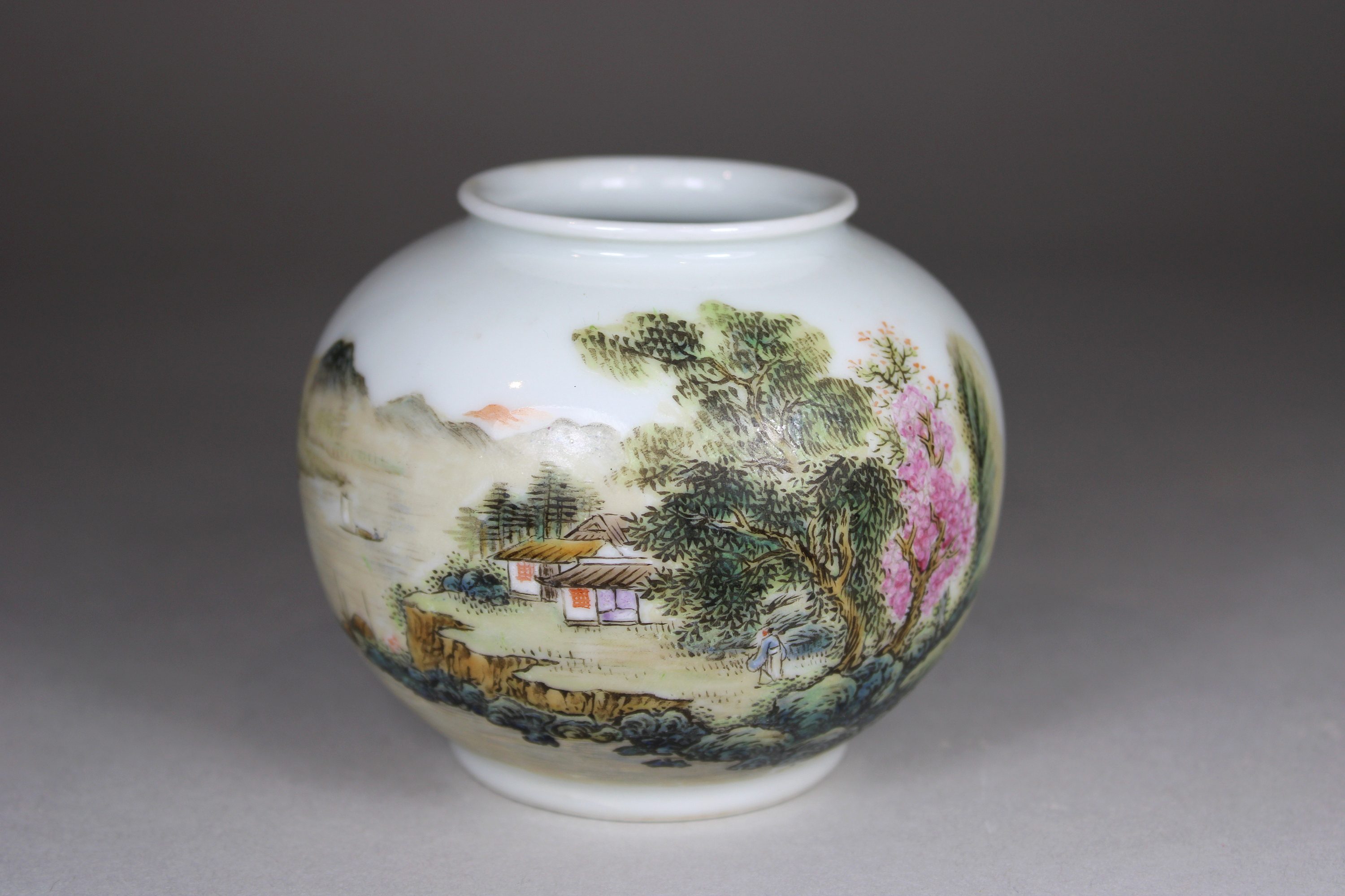 Famille rose Vase, China, Porzellan, mit roter Vierzeichen Marke, polychrom bemalt, Landschaft, Kal