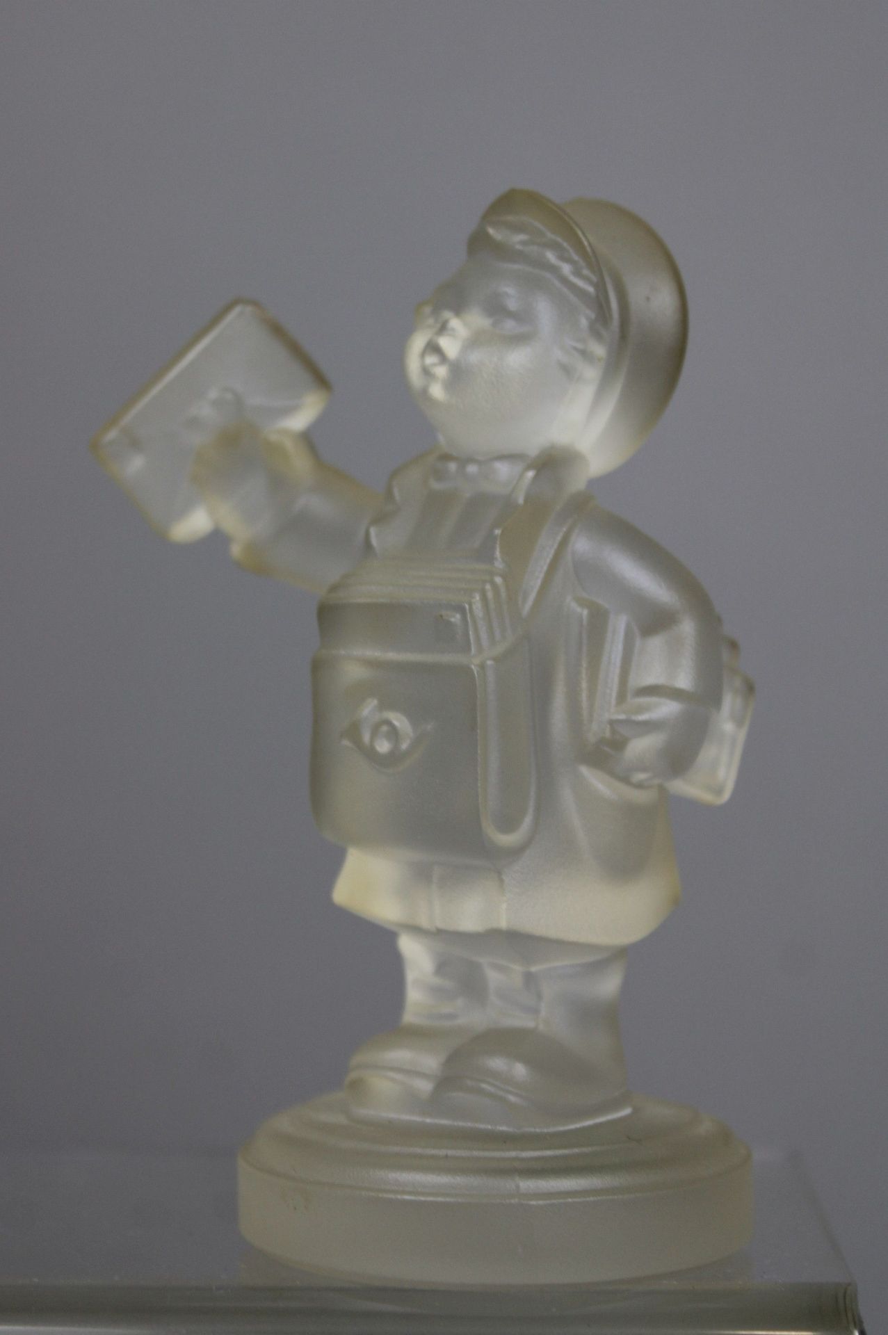 Neun Porzellanfiguren und eine Kristallfigur, Kinder, Goebel, Hummelfiguren, am Sockel signiert, H. - Bild 2 aus 2