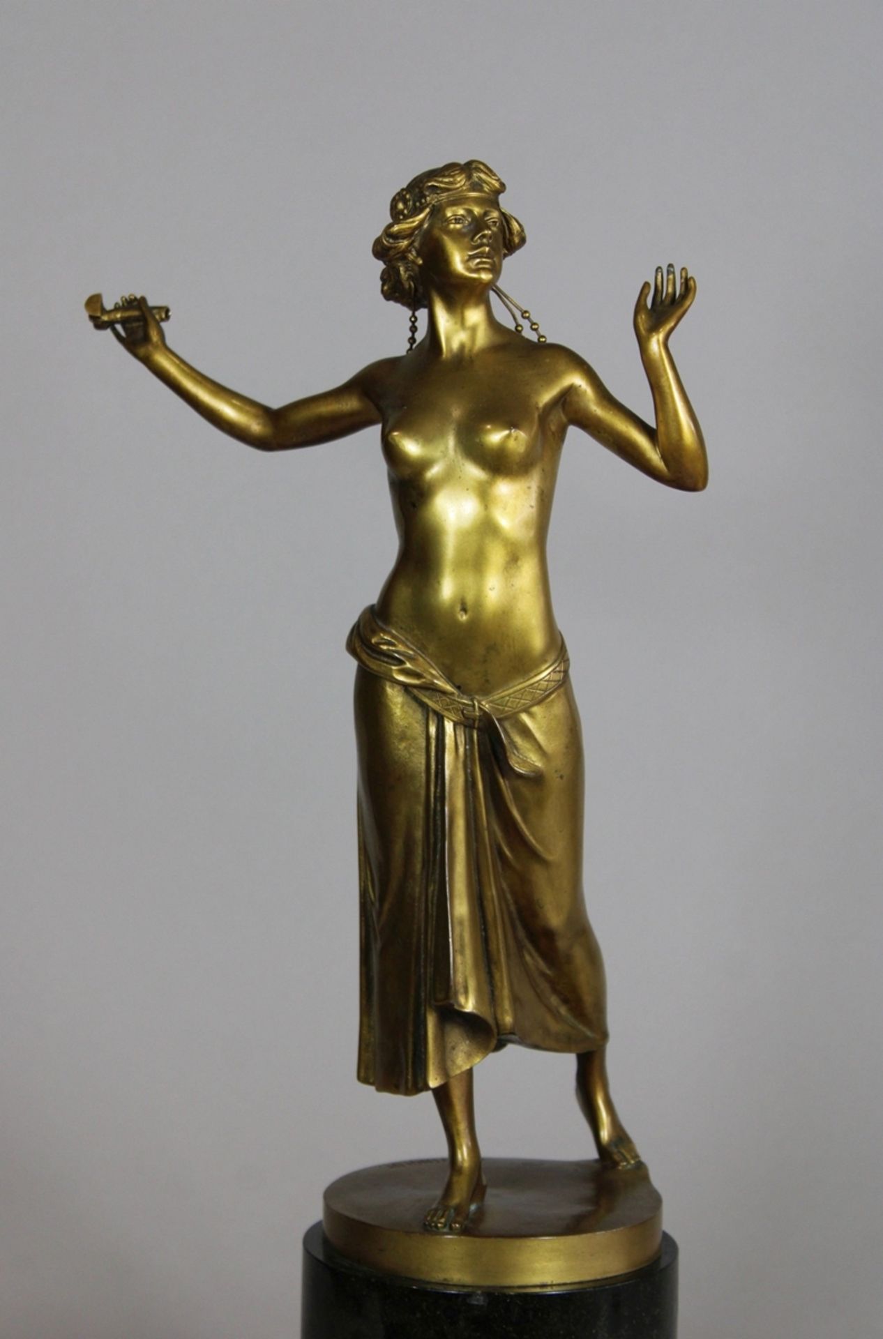 Hans Arnoldt (deutsch, 1860 - 1913), Jugendstiltänzerin, Bronze hell patiniert, um 1900, signiert, - Image 3 of 8