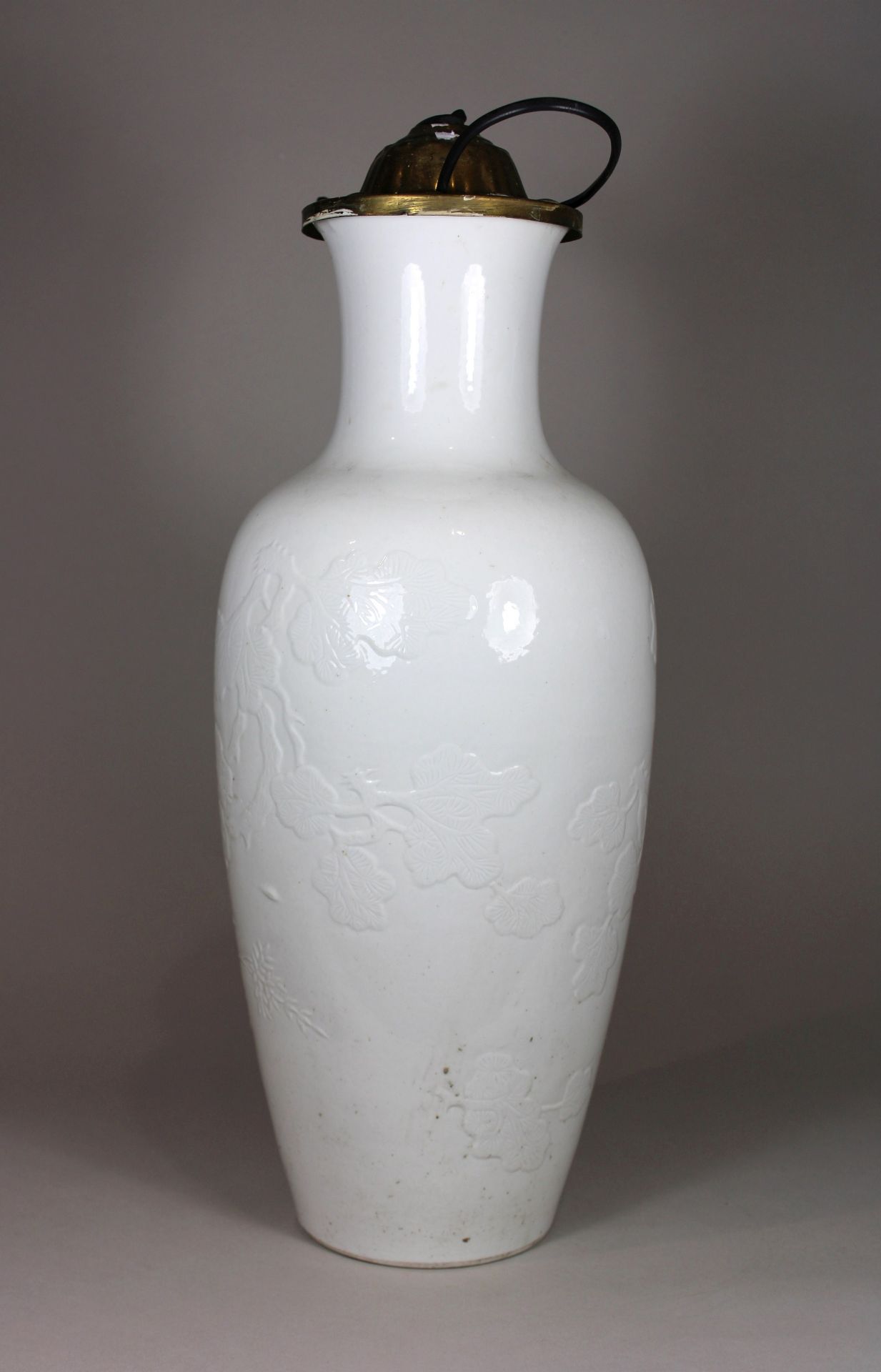 Blanc de Chine Vase, China, Porzellan, ohne Marke, Relief Dekoration, als Lampe umgebaut, H.: 51 cm - Bild 2 aus 3