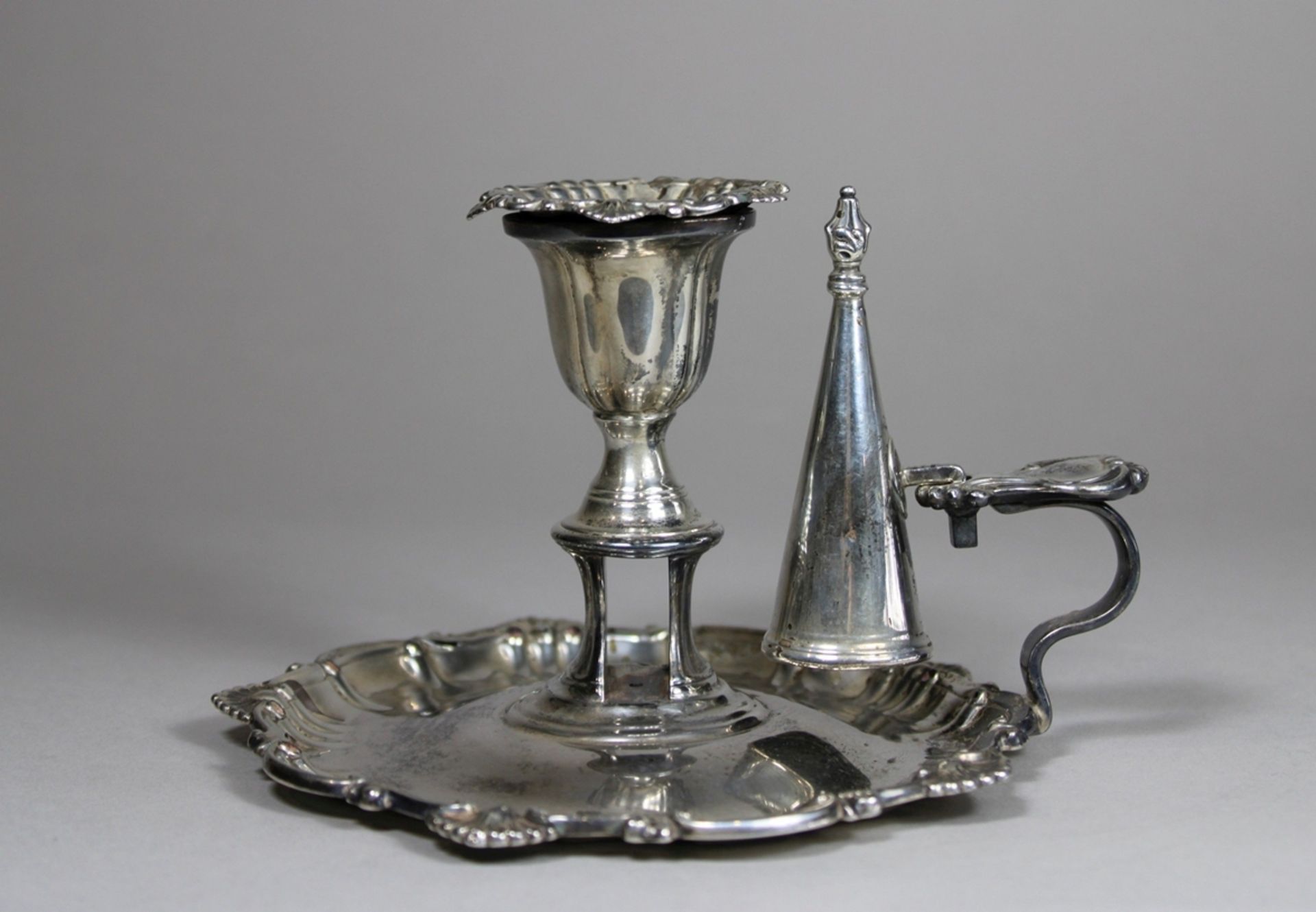 Kerzenleuchter mit Snuffer, Silber, England, H.: 11,5 cm, Gewicht: 279 g. Guter, altersbedingter Zu