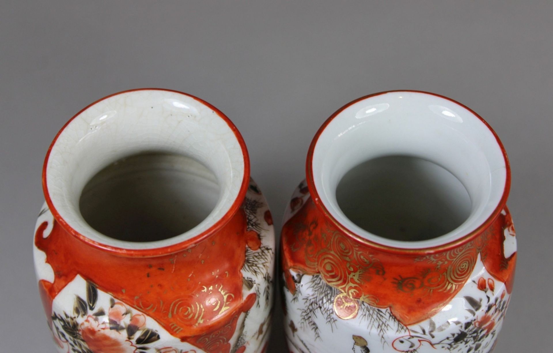 Paar-Kutani-Vase, Japan, Porzellan, Marke am Boden, mit eisenroter Malerei und Goldfarbe, H.: ca. 1 - Bild 5 aus 6