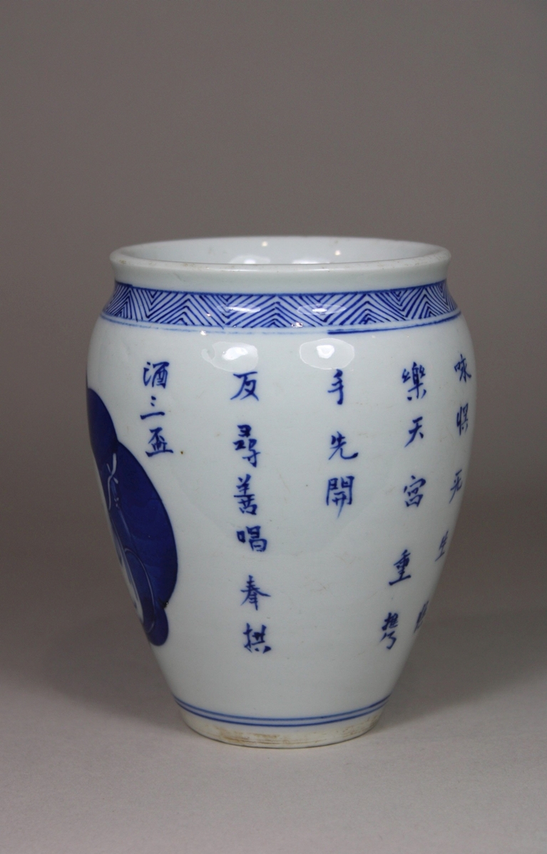 Vase, China, Porzellan, Ohne Marke, blau-weiß Bemalung, Mönch, H.: 13,5 cm, Dm.: 9 cm. Guter, alter - Image 2 of 5