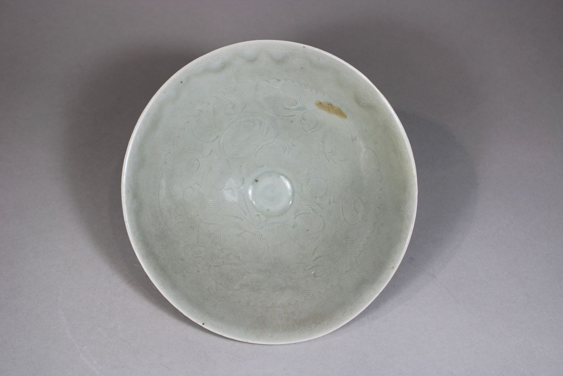 Seladon Schale, China, Porzellan, um 12. Jh., Song-Dynastie, H.: 6,8 cm, Dm.: 19 cm. Guter, altersb - Image 2 of 4