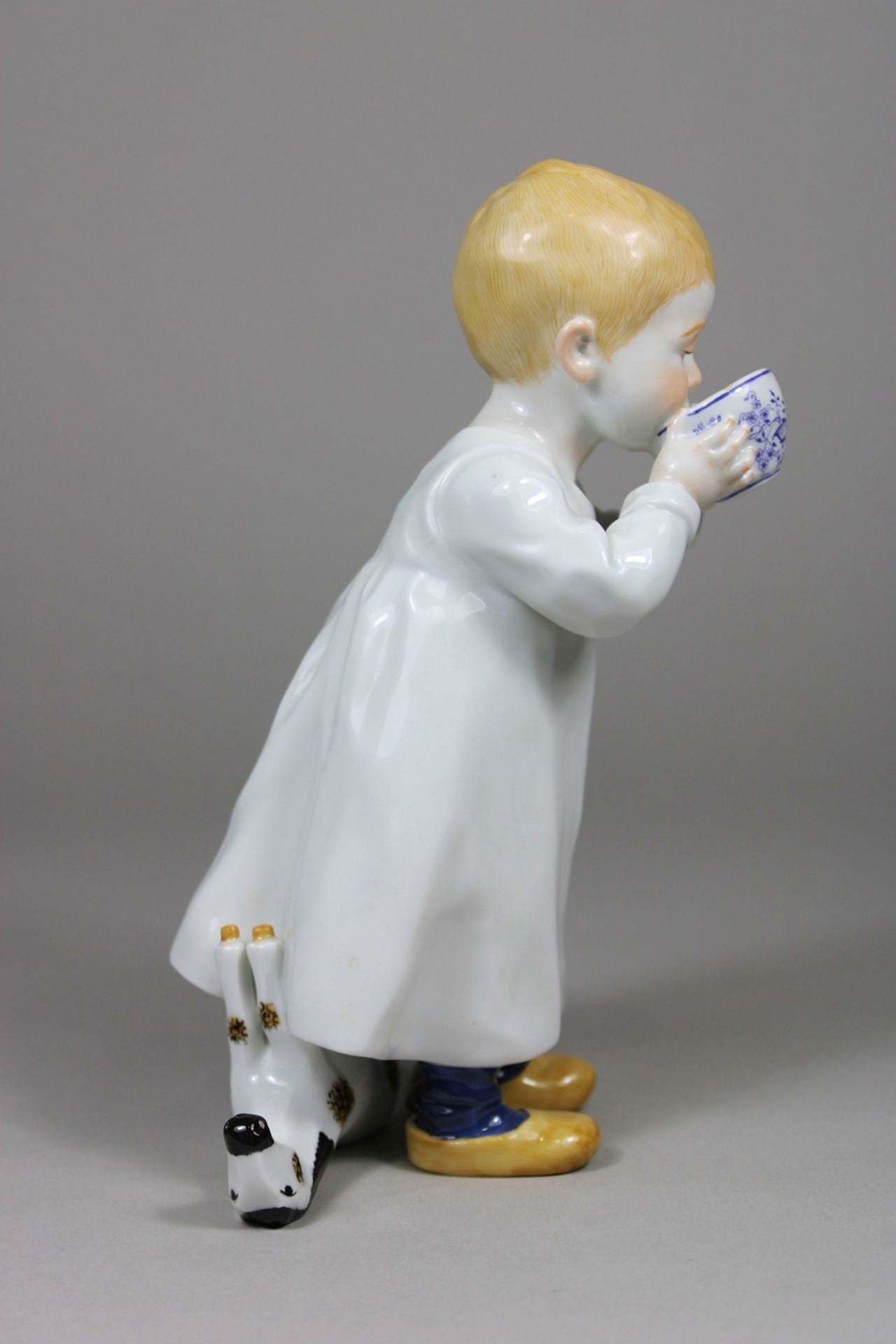 Porzellanfigur, Hentschelkind, Junge mit Zwiebelmuster Tasse, Meissen, Schwertermarke, 1. Wahl, Mod - Bild 2 aus 7