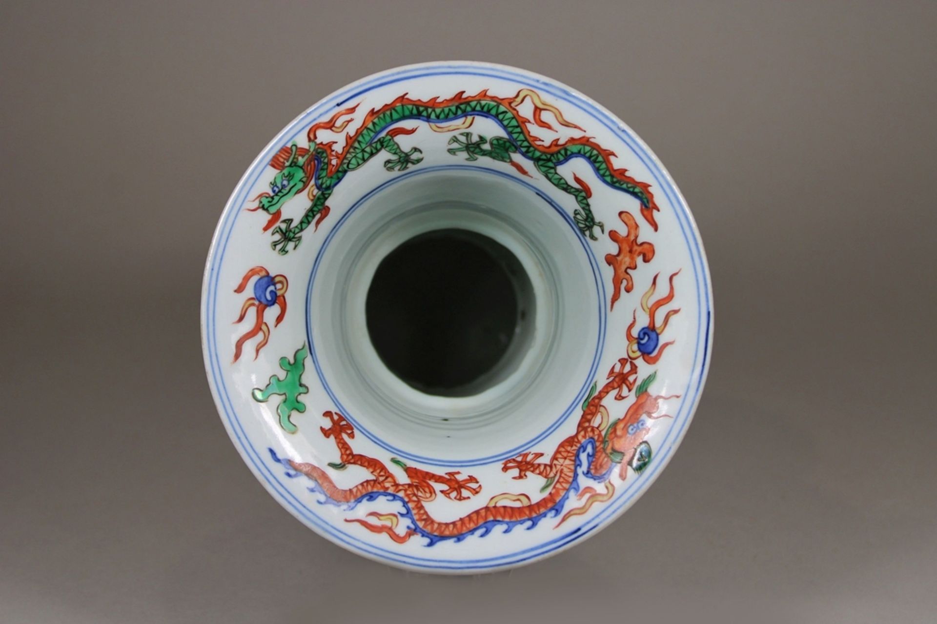 Wacai Gu Vase, China, Porzellan, Ming Dynastie, Wanli Marke, Trigramm- und Drachendekor, H.: 26,4 c - Bild 5 aus 7