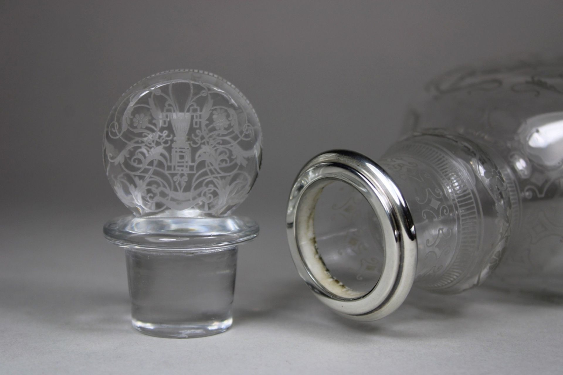 Karaffe auf Standfuß, Baccarat, Kristall mit graviertem Dekor, Silbermontierung, Punze verputzt, H. - Bild 3 aus 3