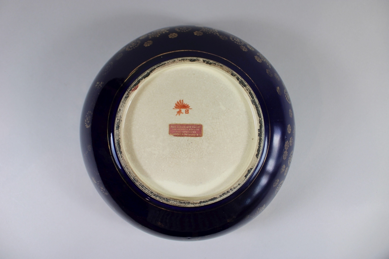 Satsuma Schale, Japan, Ende 19. Jh., figürliche Darstellung, H.: 10,5 cm, Dm.: 23,5 cm. Guter, alte - Image 3 of 3