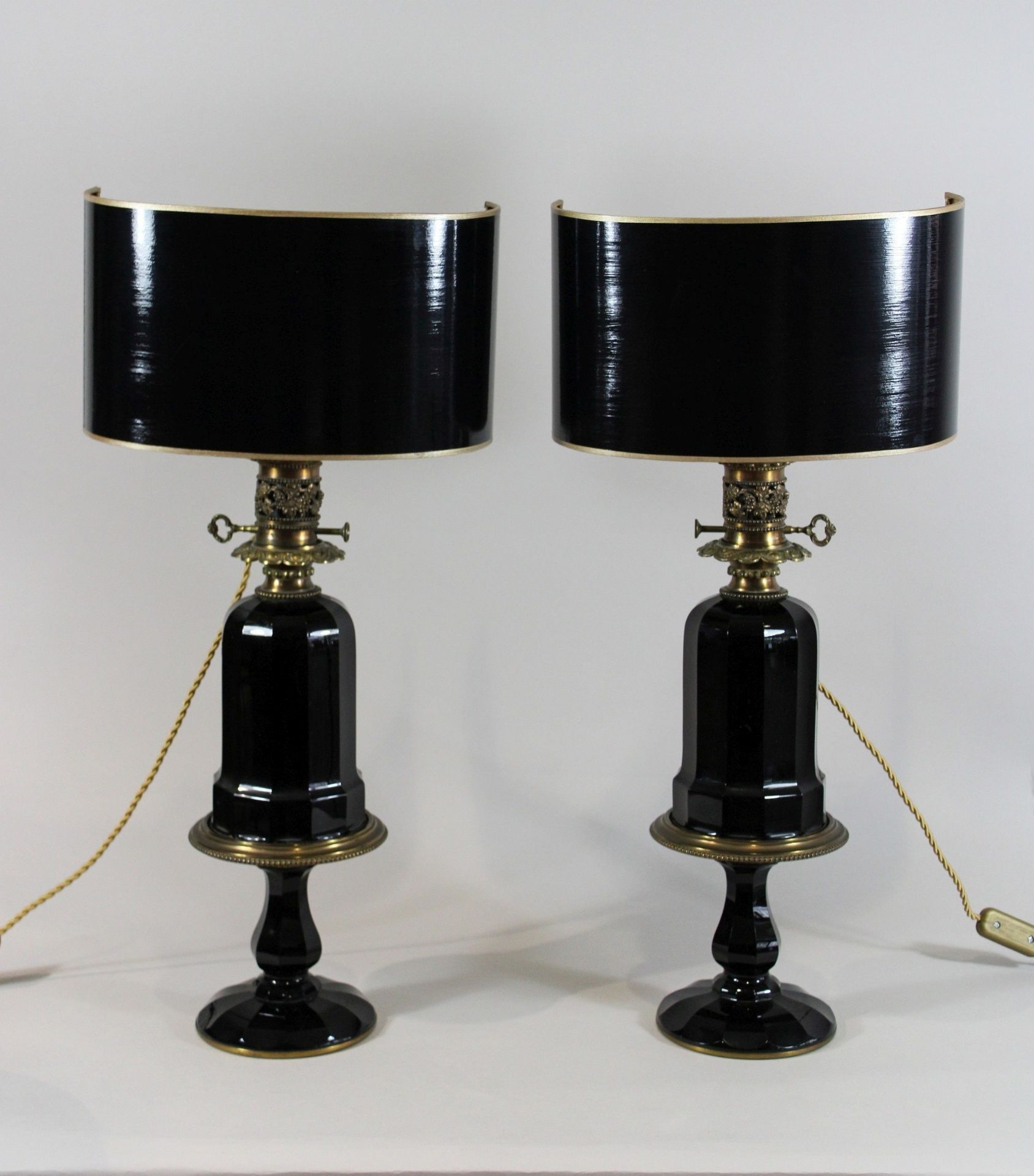 Paar Öllampen aus Opalinien, Frankreich, 19. Jh., im Second Empire Stil, mit Facettenschliff, H.: 6