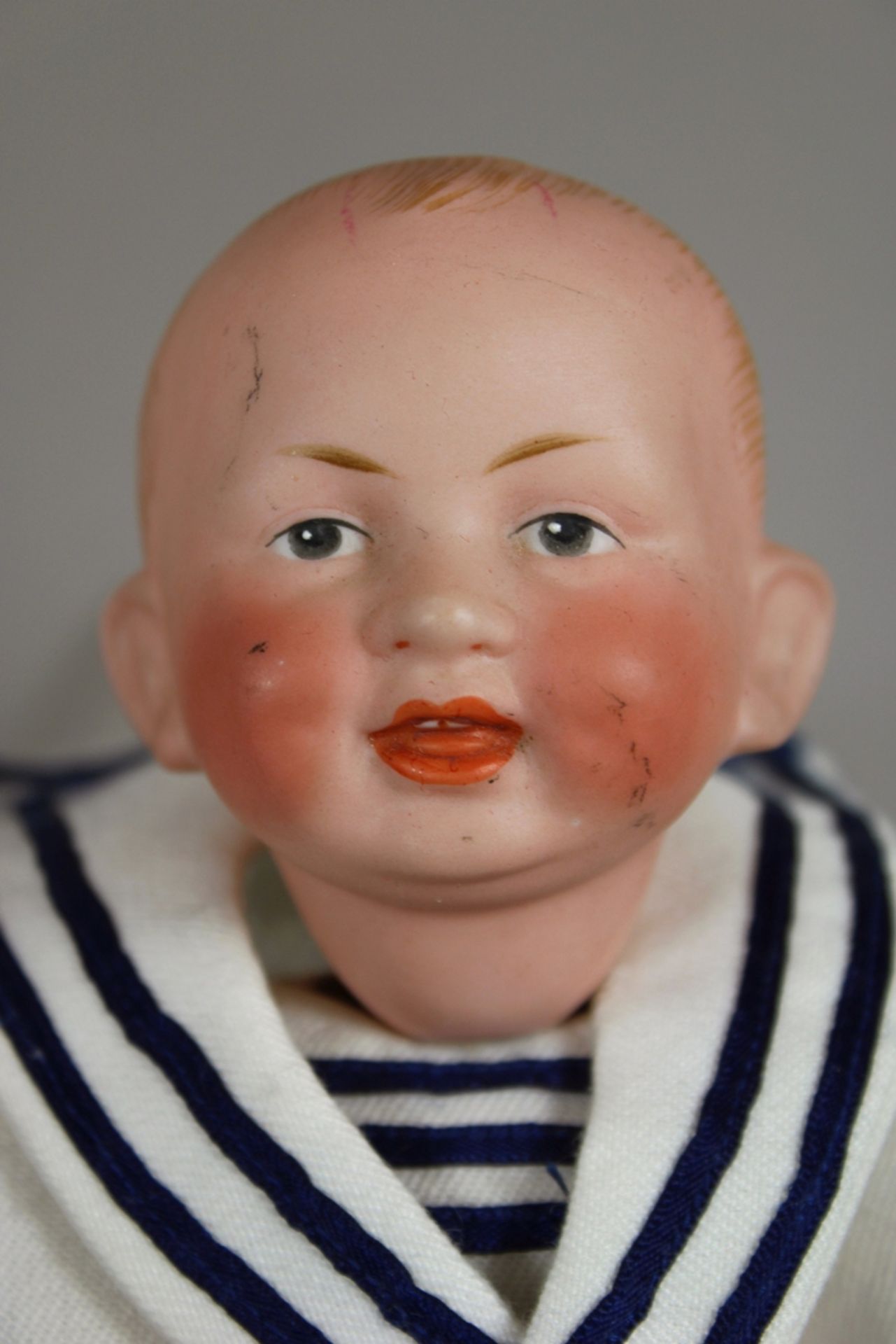 Porzellankopf-Puppe, Matrose, 1322 O, rose farbenes Porzellan, gemalte Augen, off. Mund, Körperläng - Bild 3 aus 5