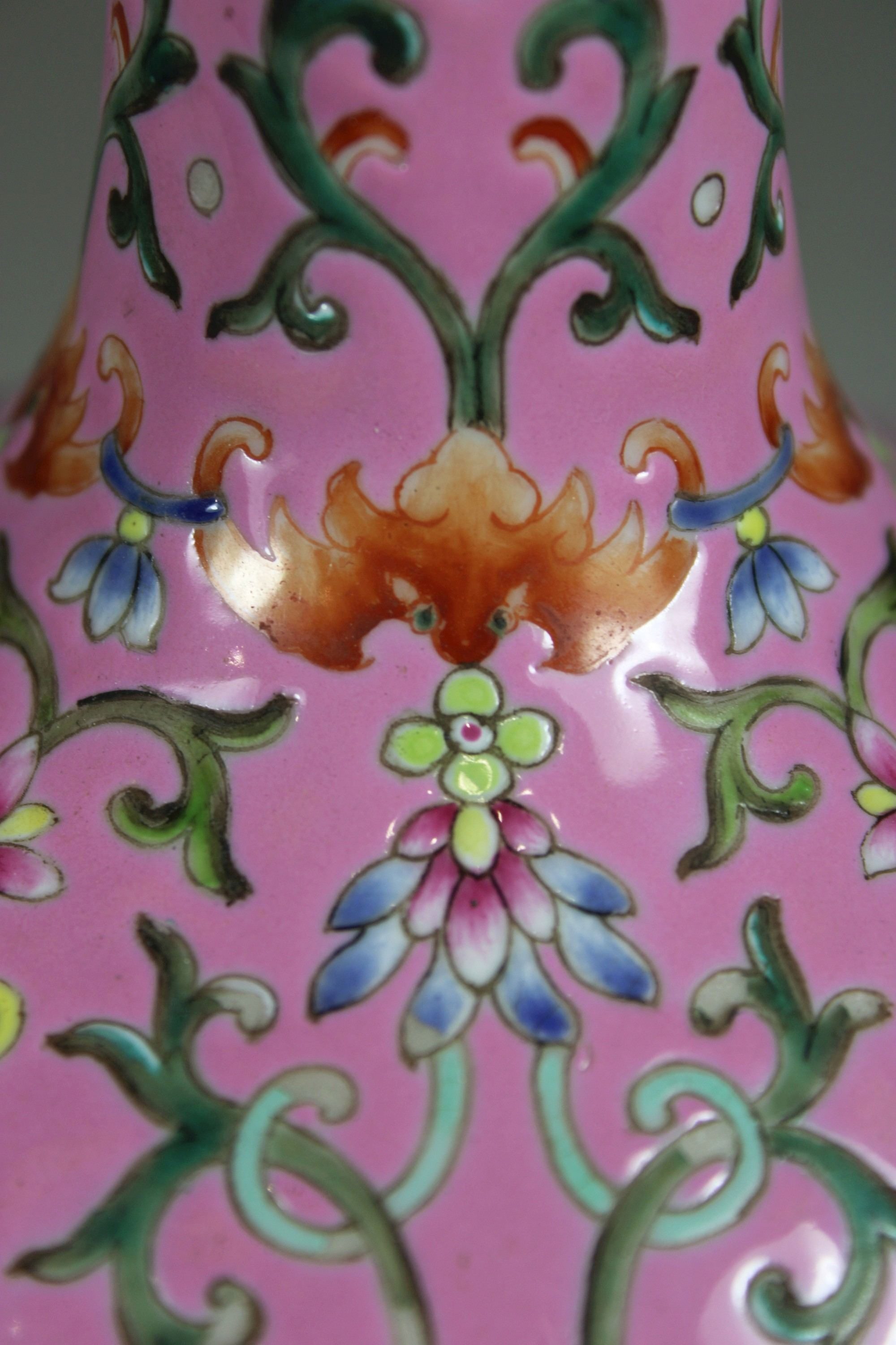 Famille rose Vase, China, Porzellan, Qianlong Marke, Blumen- und Rankendekor, H.: 17 cm. Guter, alt - Image 5 of 5