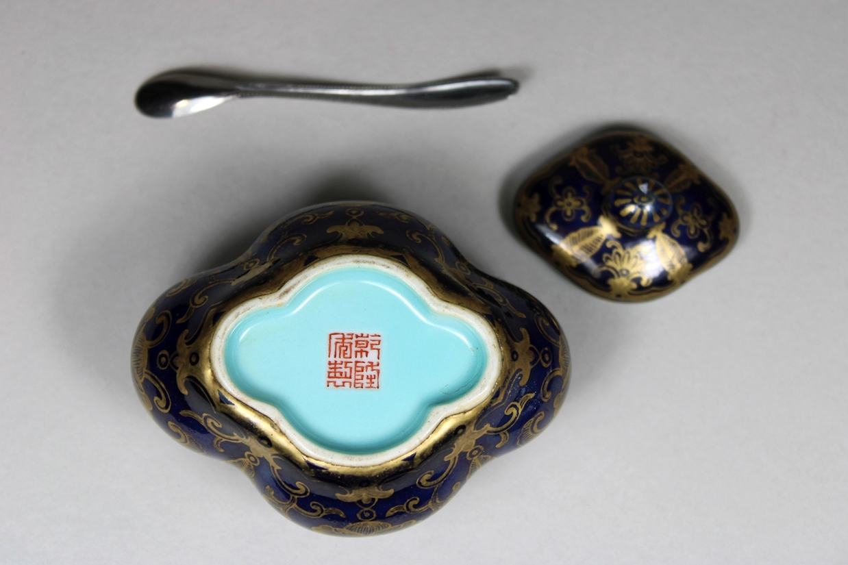 Salzschale, China, Porzellan, rote Vierzeichen-Marke, Golddekor, Maße: H.: 6 cm, B.: 8,5 cm. Guter - Image 4 of 4