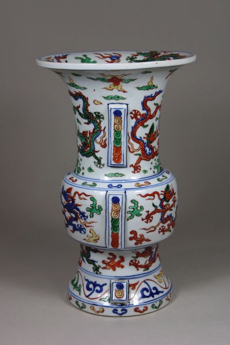 Wacai Gu Vase, China, Porzellan, Ming Dynastie, Wanli Marke, Trigramm- und Drachendekor, H.: 26,4 c - Image 2 of 7