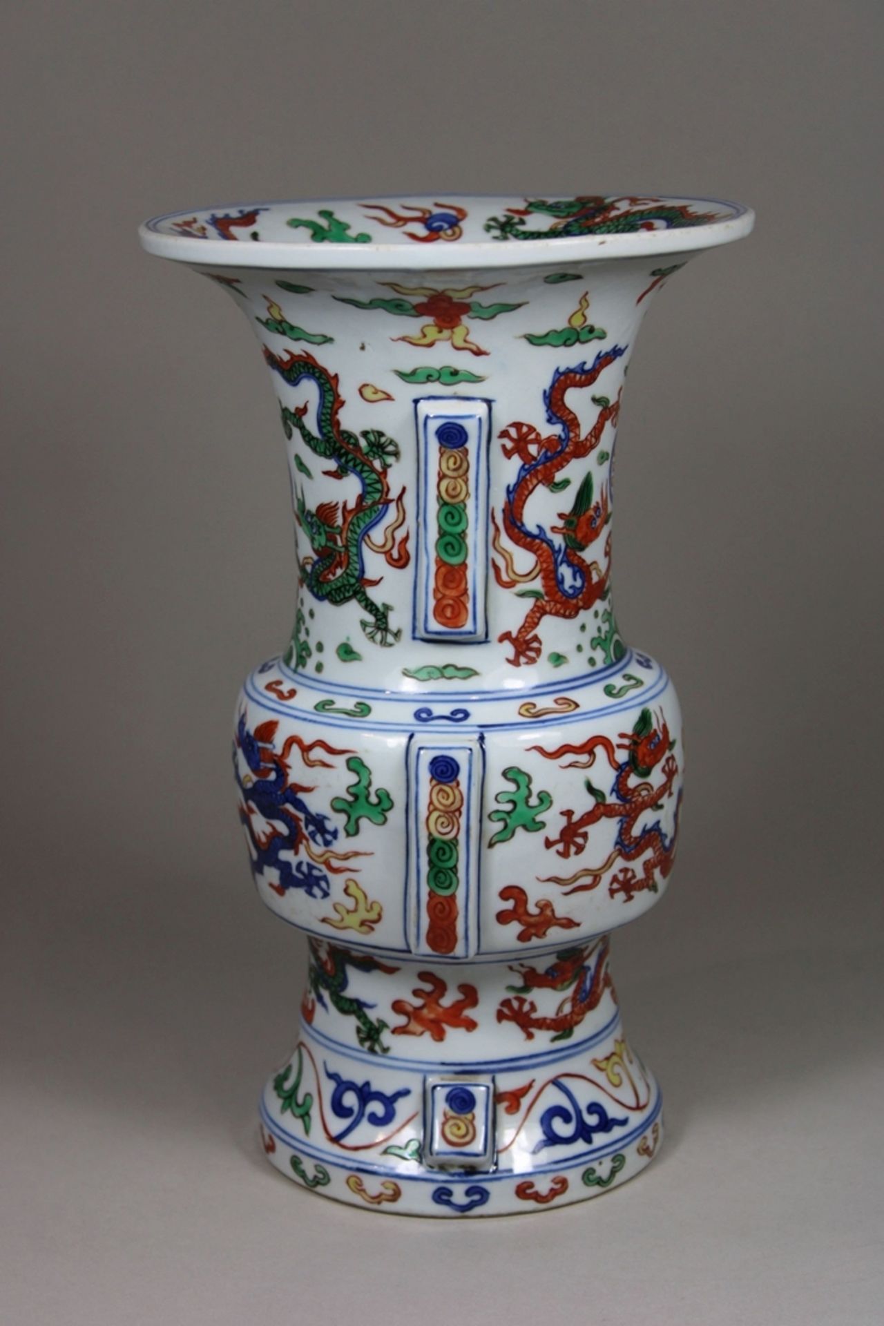 Wacai Gu Vase, China, Porzellan, Ming Dynastie, Wanli Marke, Trigramm- und Drachendekor, H.: 26,4 c - Bild 2 aus 7