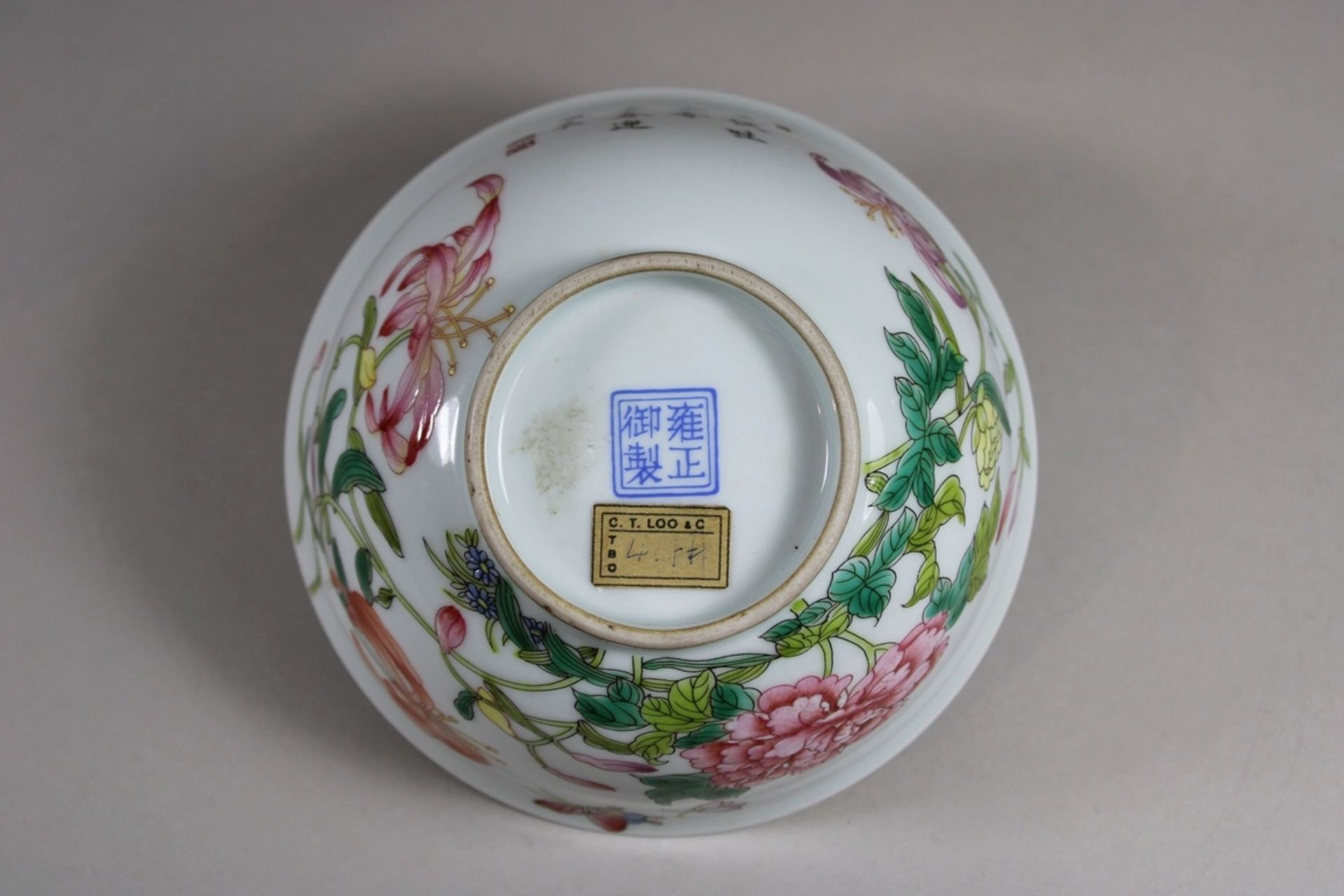 Schale, China, Porzellan, Yongzheng Marke, polychrom bemalt, Schmetterling - und Blumendekor, Dm.: - Bild 6 aus 6