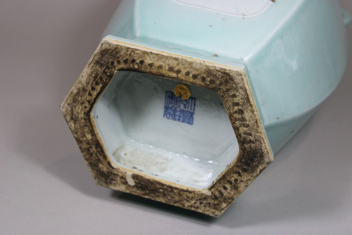 Seladon Hu-Vase in Art der Guan Ware, China, Porzellan, Qianlong Marke, Reliefdekor, H.: 47 cm. Gut - Image 6 of 7