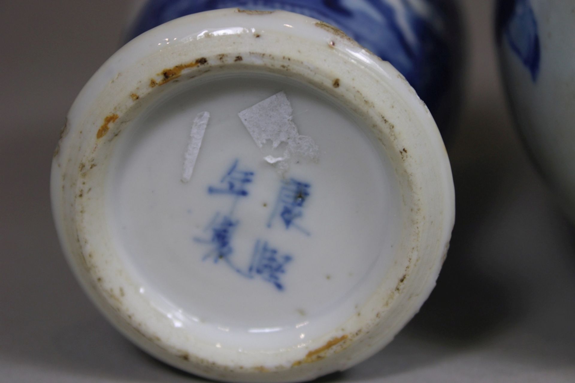 Paar Vasen mit Montierung, China, Porzellan, eine Vase mit vierzeichner Kangxi Marke, blau-weiß bem - Bild 4 aus 5