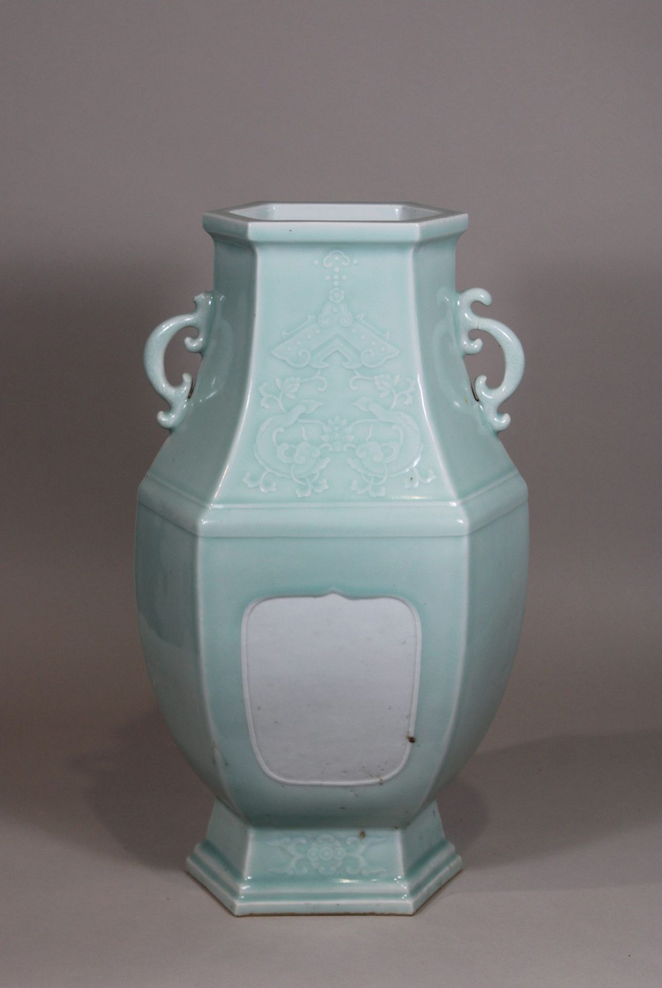Seladon Hu-Vase in Art der Guan Ware, China, Porzellan, Qianlong Marke, Reliefdekor, H.: 47 cm. Gut