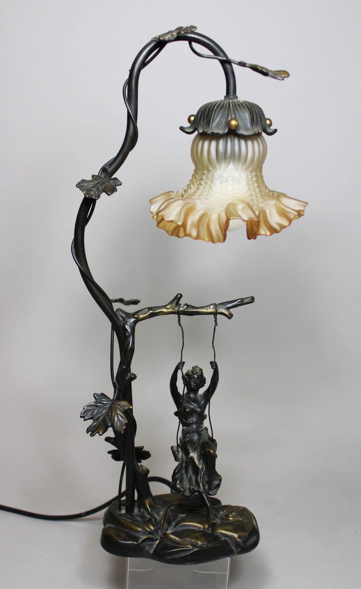 Drei Bronze Lampen, Frankreich, Jugendstil, 19. Jh., Guss und Glas, Blütenfassung, Dame auf bezeich - Bild 6 aus 7
