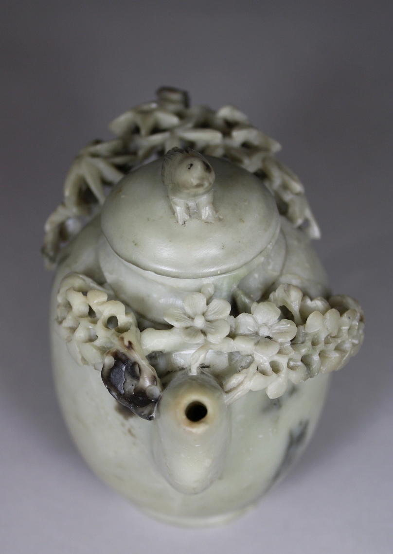 Zierkanne, China, 1. Hälfte 20. Jh., Speckstein, Blumen- und Vogeldekor, H.: 12,5 cm. Guter, alters - Image 4 of 7