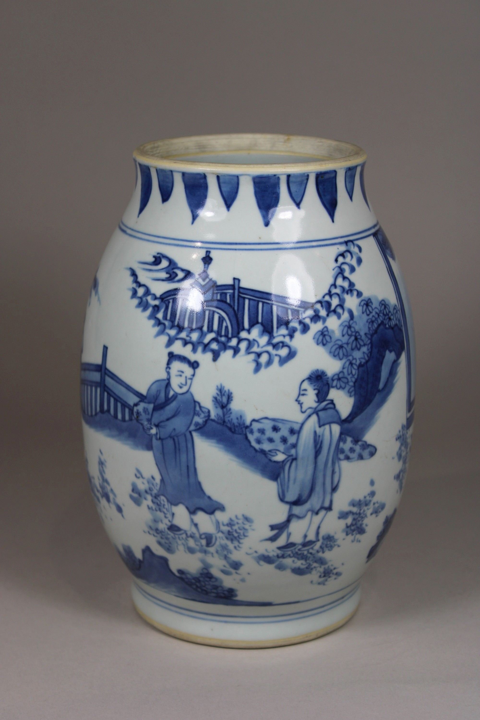 Vase, China, Porzellan, ohne Marke, blau-weiß Bemalung, figürliche Darstellung, H.: 24 cm. Guter, a - Image 2 of 6