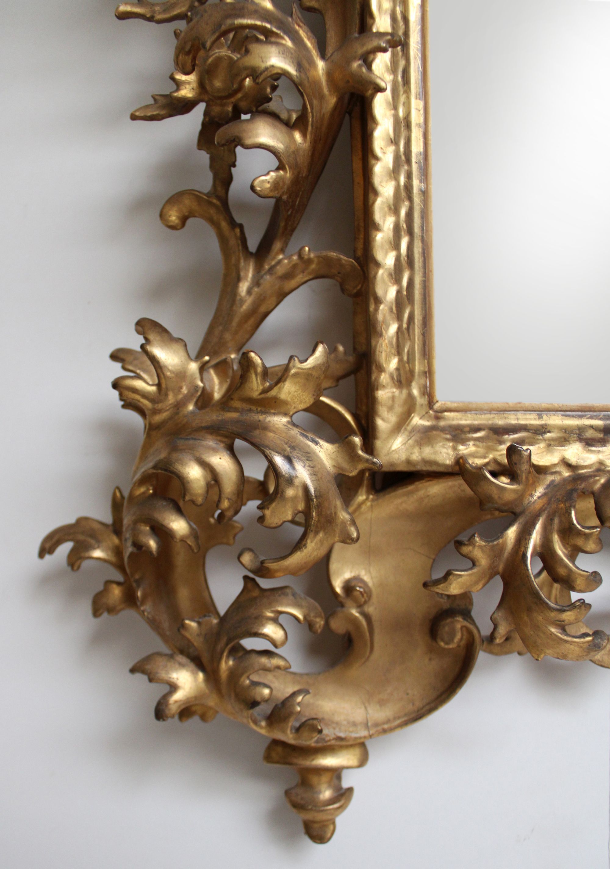 Spiegel, Louis XV, Frankreich, Mitte 18. Jh., originale Fassung und Vergoldung, Spiegelglas später, - Bild 2 aus 2